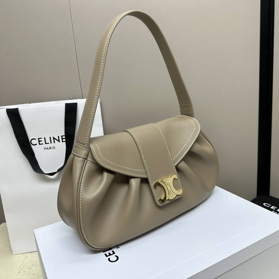 春夏新款凯旋门Polly腋下包自带高级风的哇随手拎着就能展现出无与伦比的时髦气质啦搭配上凯旋门大金扣奢华