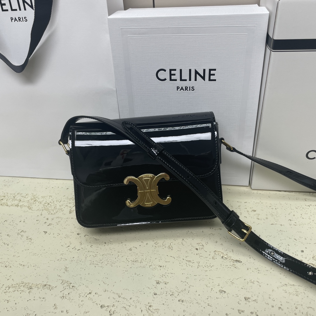 Celine Rare patent cowhide 188423 ~Hardware close-up~