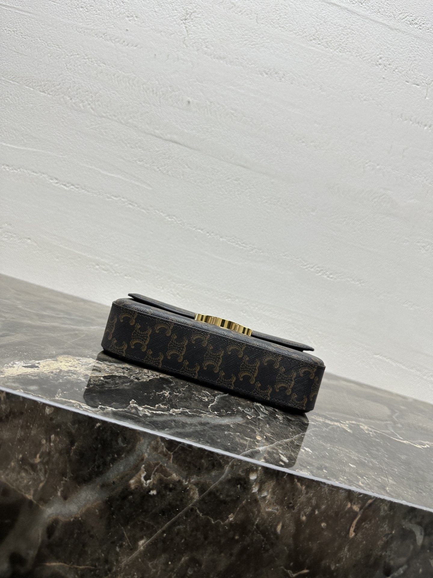 【升级全钢五金】TRIOMPHE标志印花PVC面料配皮腋下包8 X 4 X 2英寸(20 X 10 X 