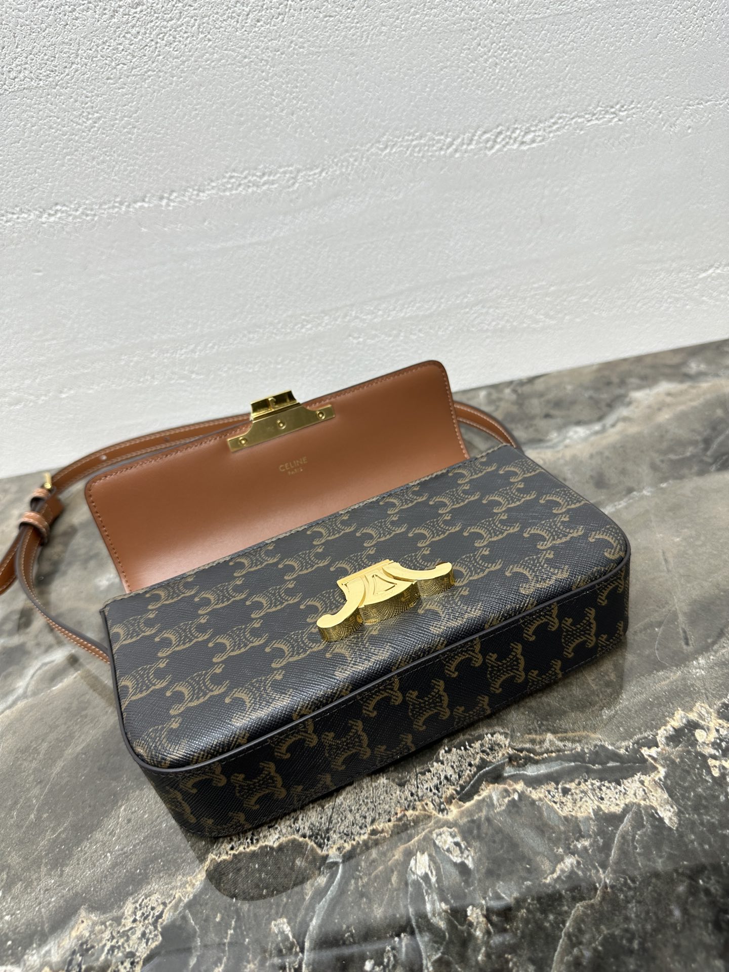 【升级全钢五金】TRIOMPHE标志印花PVC面料配皮腋下包8 X 4 X 2英寸(20 X 10 X 