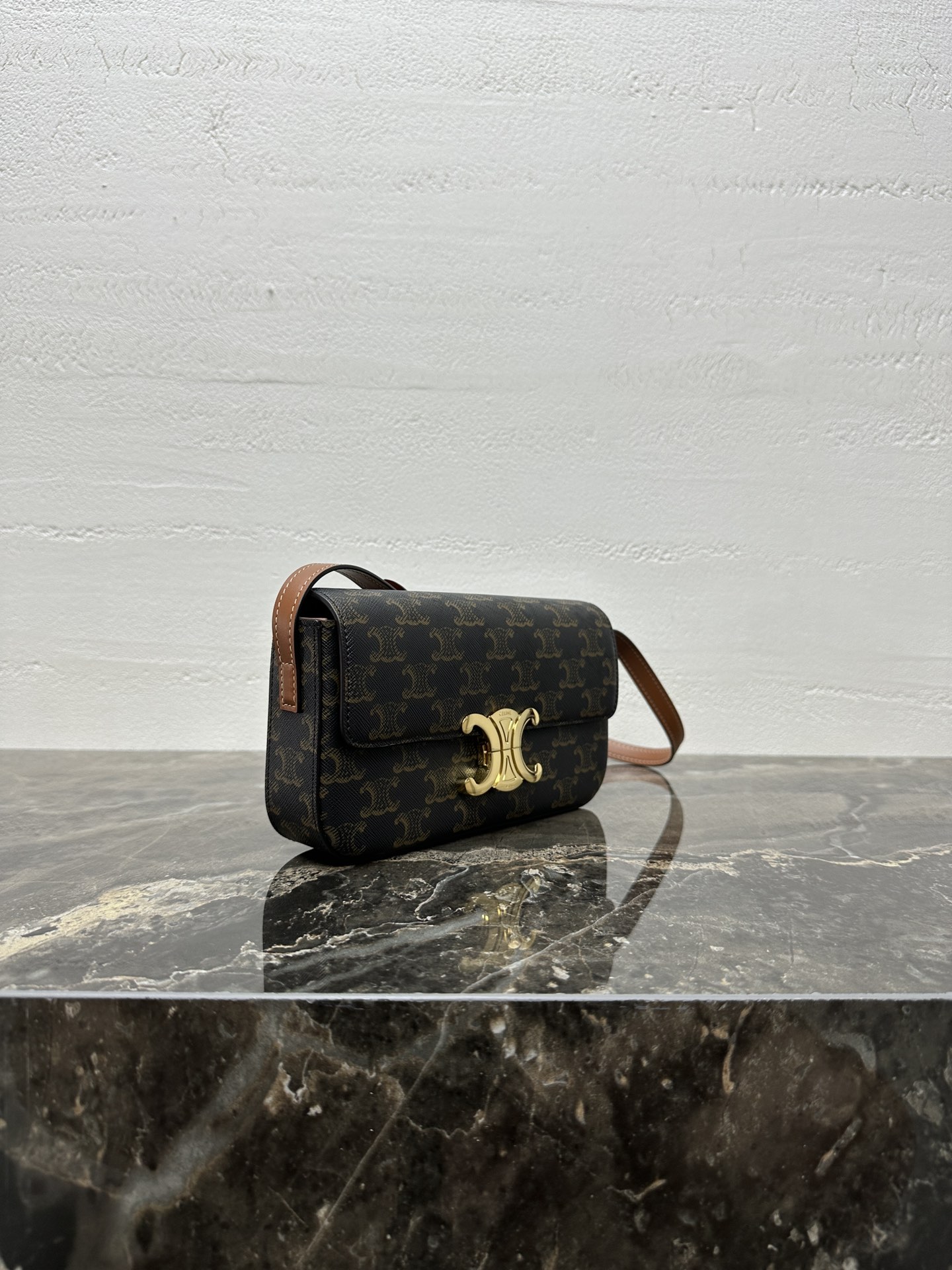 【升级全钢五金】TRIOMPHE标志印花PVC面料配皮腋下包8 X 4 X 2英寸(20 X 10 X 