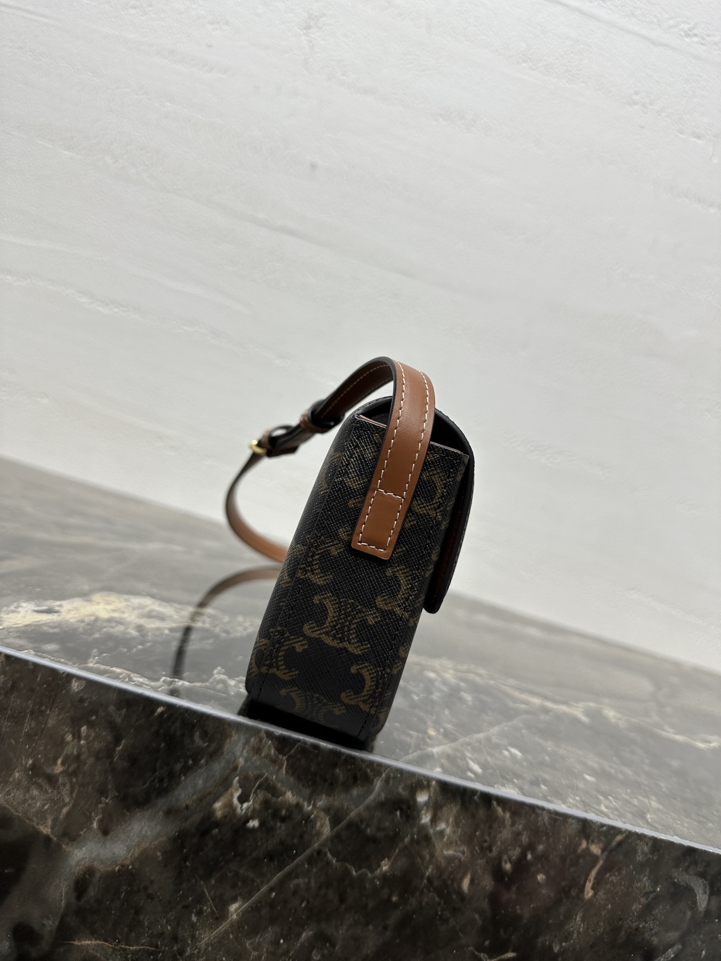 【升级全钢五金】TRIOMPHE标志印花PVC面料配皮腋下包8 X 4 X 2英寸(20 X 10 X 