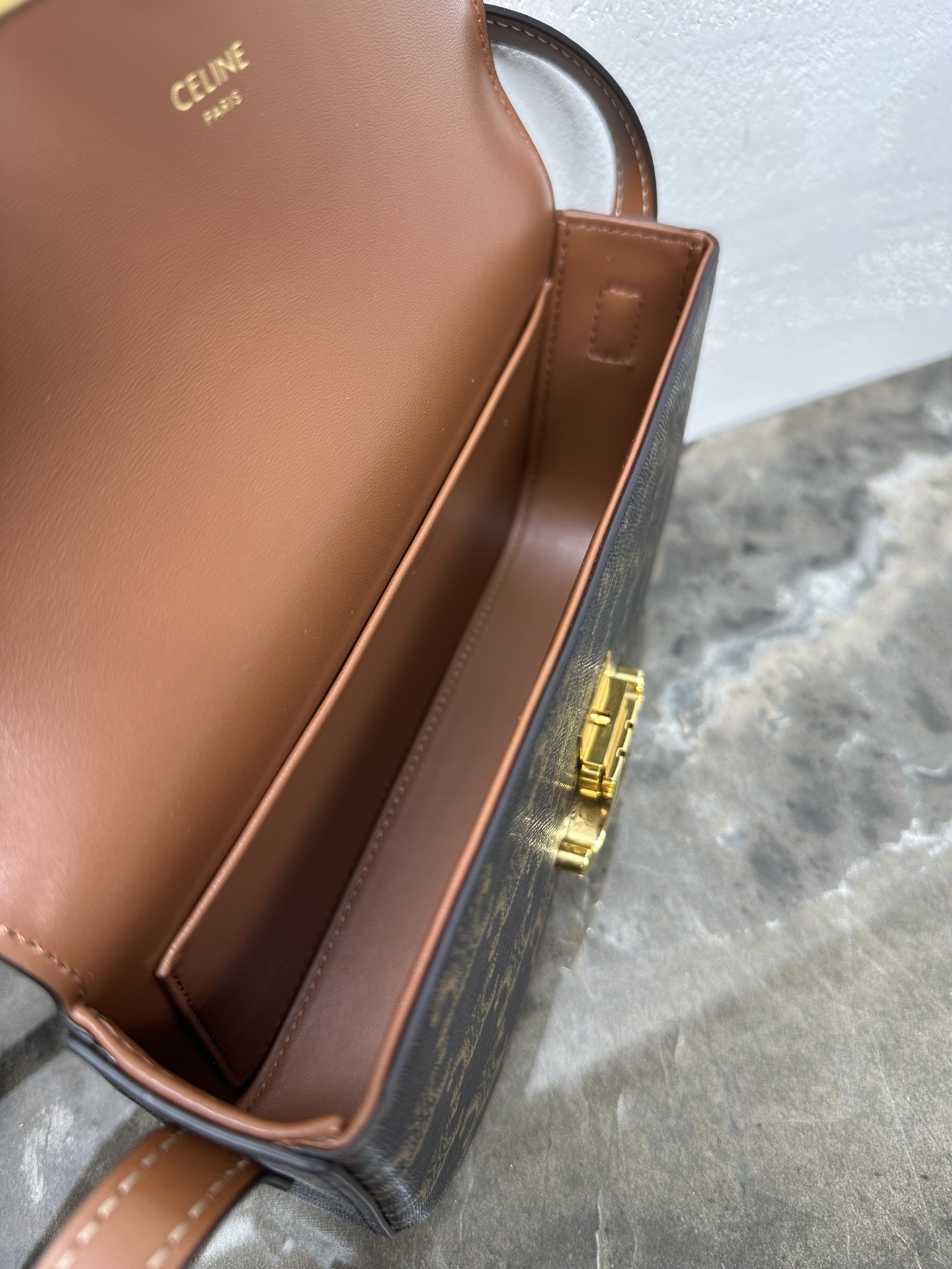 【升级全钢五金】TRIOMPHE标志印花PVC面料配皮腋下包8 X 4 X 2英寸(20 X 10 X 