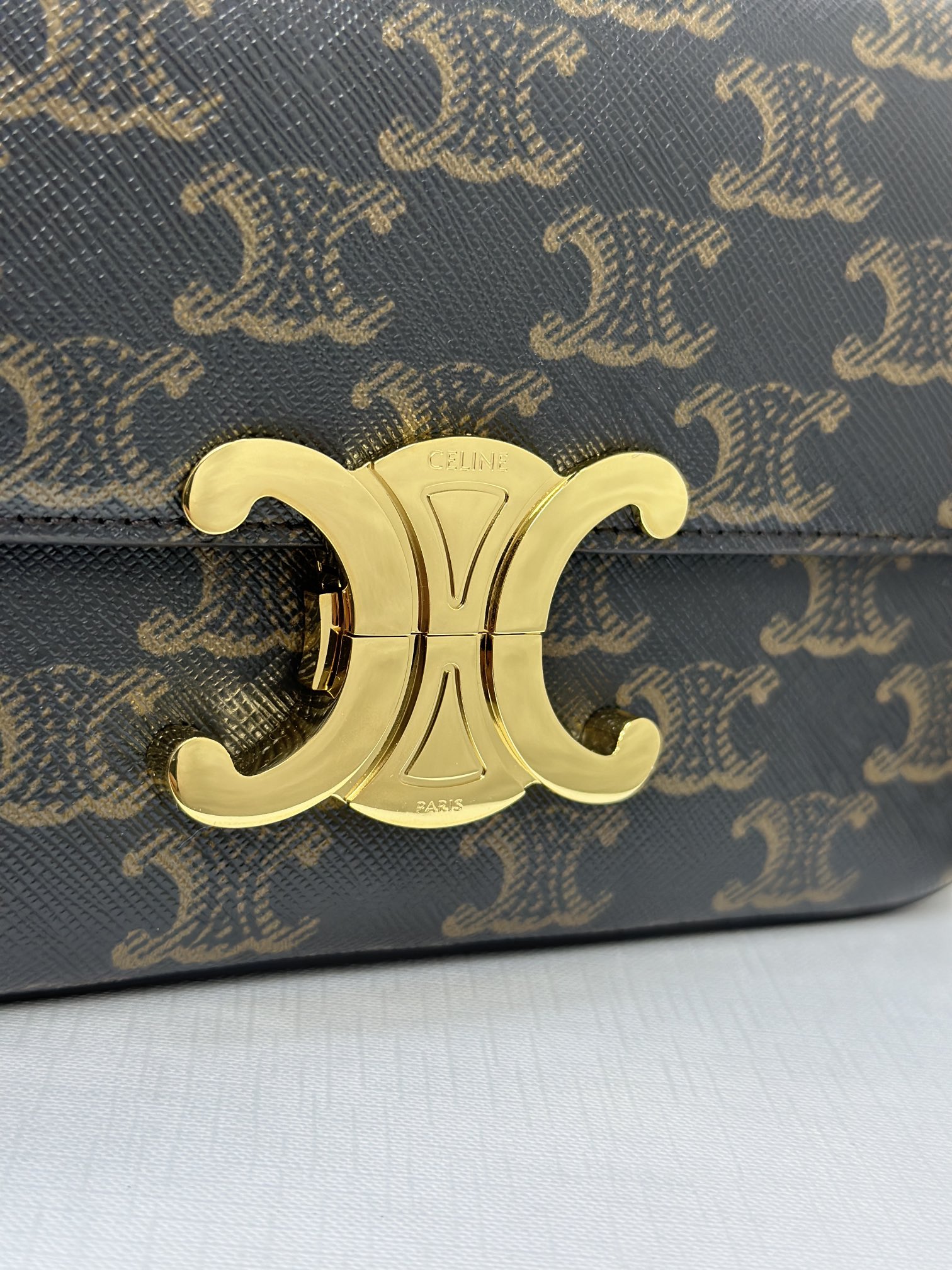 【升级全钢五金】TRIOMPHE标志印花PVC面料配皮腋下包8 X 4 X 2英寸(20 X 10 X 