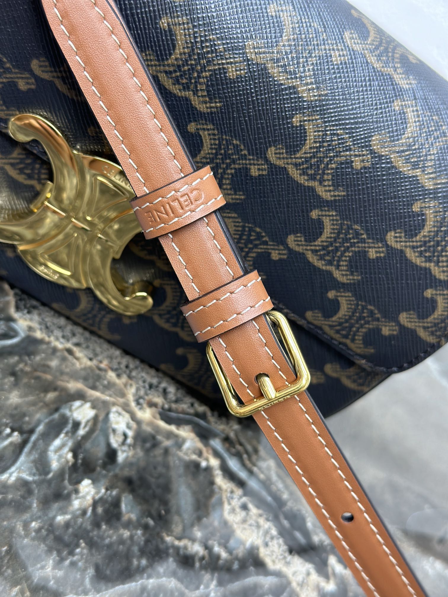 【升级全钢五金】TRIOMPHE标志印花PVC面料配皮腋下包8 X 4 X 2英寸(20 X 10 X 