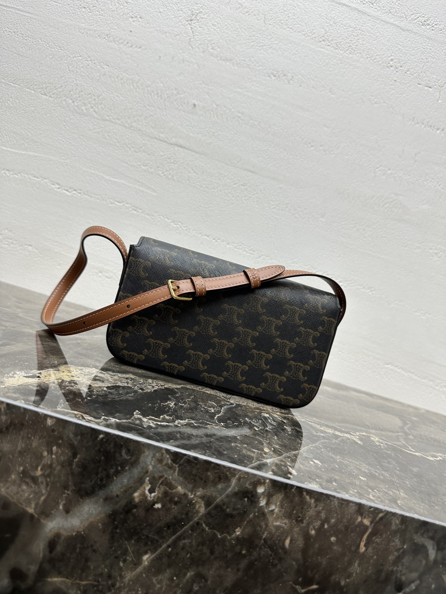 【升级全钢五金】TRIOMPHE标志印花PVC面料配皮腋下包8 X 4 X 2英寸(20 X 10 X 