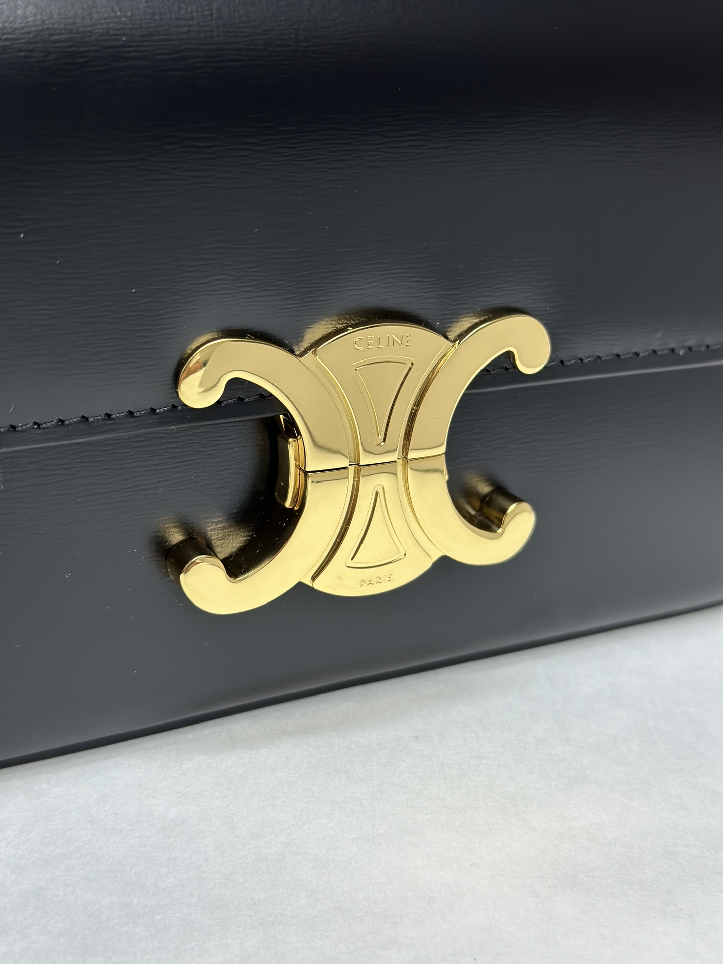 【全钢五金】链条⛓️腋下包 TRIOMPHE CANVAS手搓纹小牛皮链条肩背包8 X 4 X 2英寸(