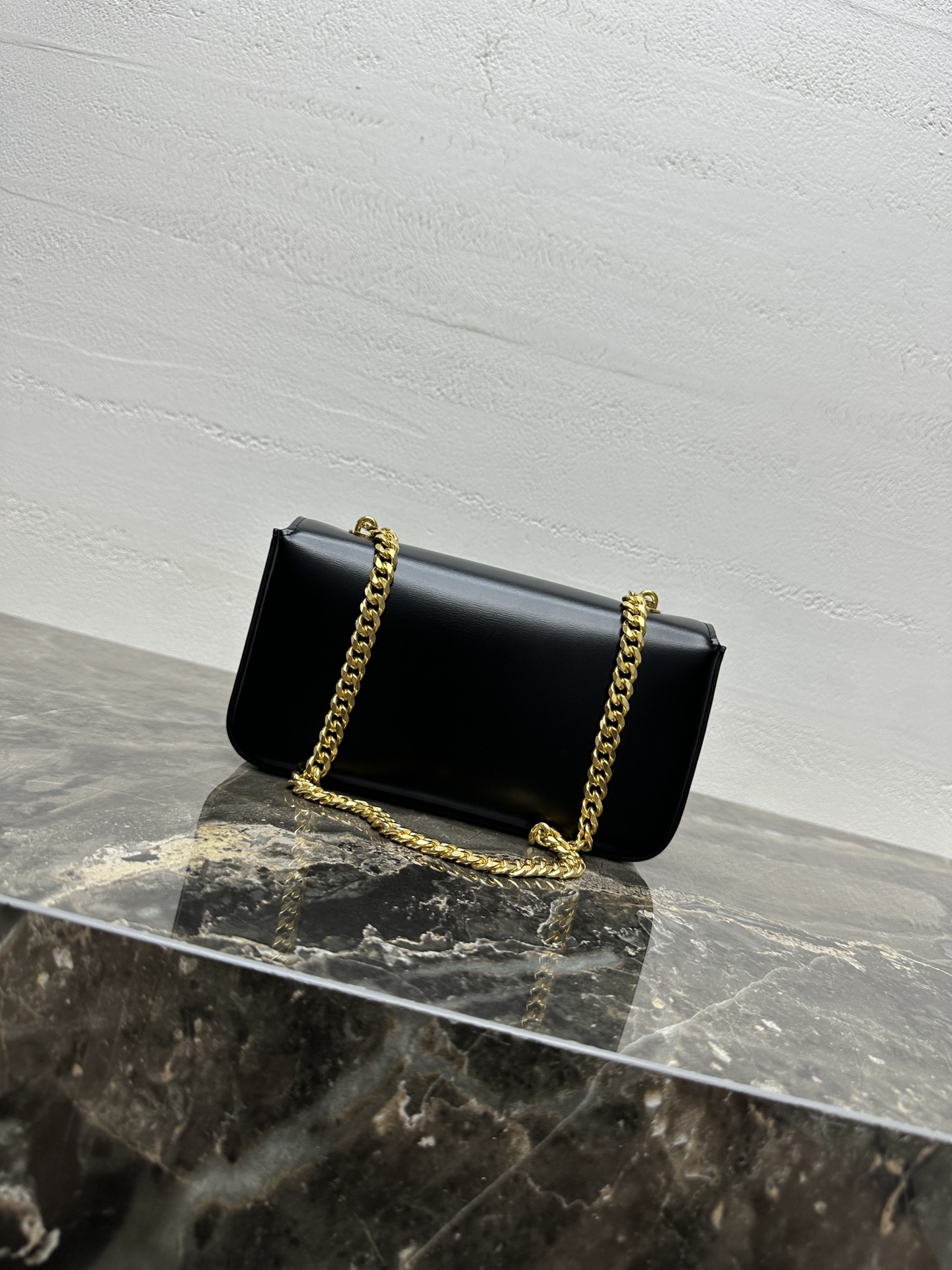 【全钢五金】链条⛓️腋下包 TRIOMPHE CANVAS手搓纹小牛皮链条肩背包8 X 4 X 2英寸(