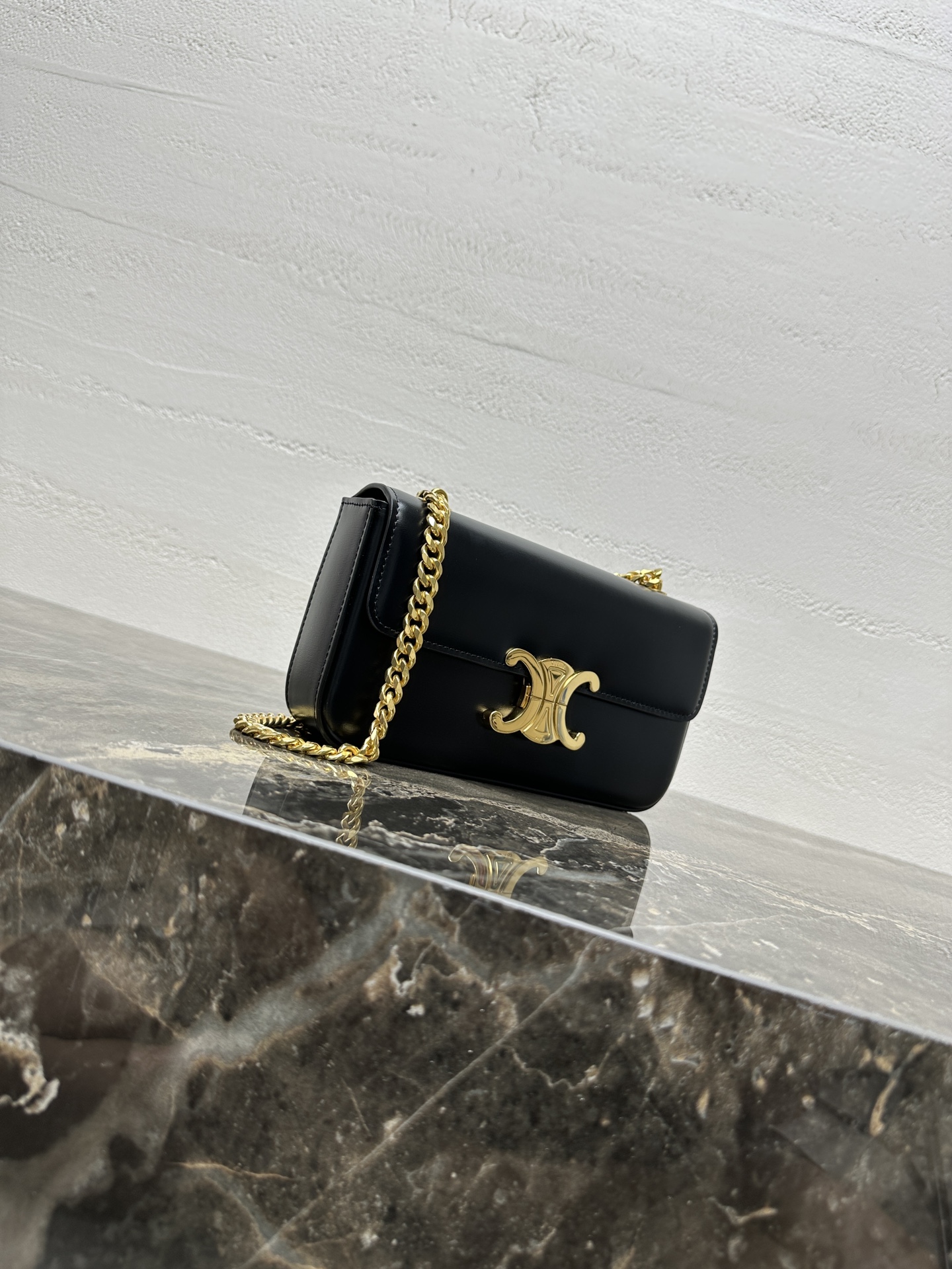 【全钢五金】链条⛓️腋下包 TRIOMPHE CANVAS手搓纹小牛皮链条肩背包8 X 4 X 2英寸(