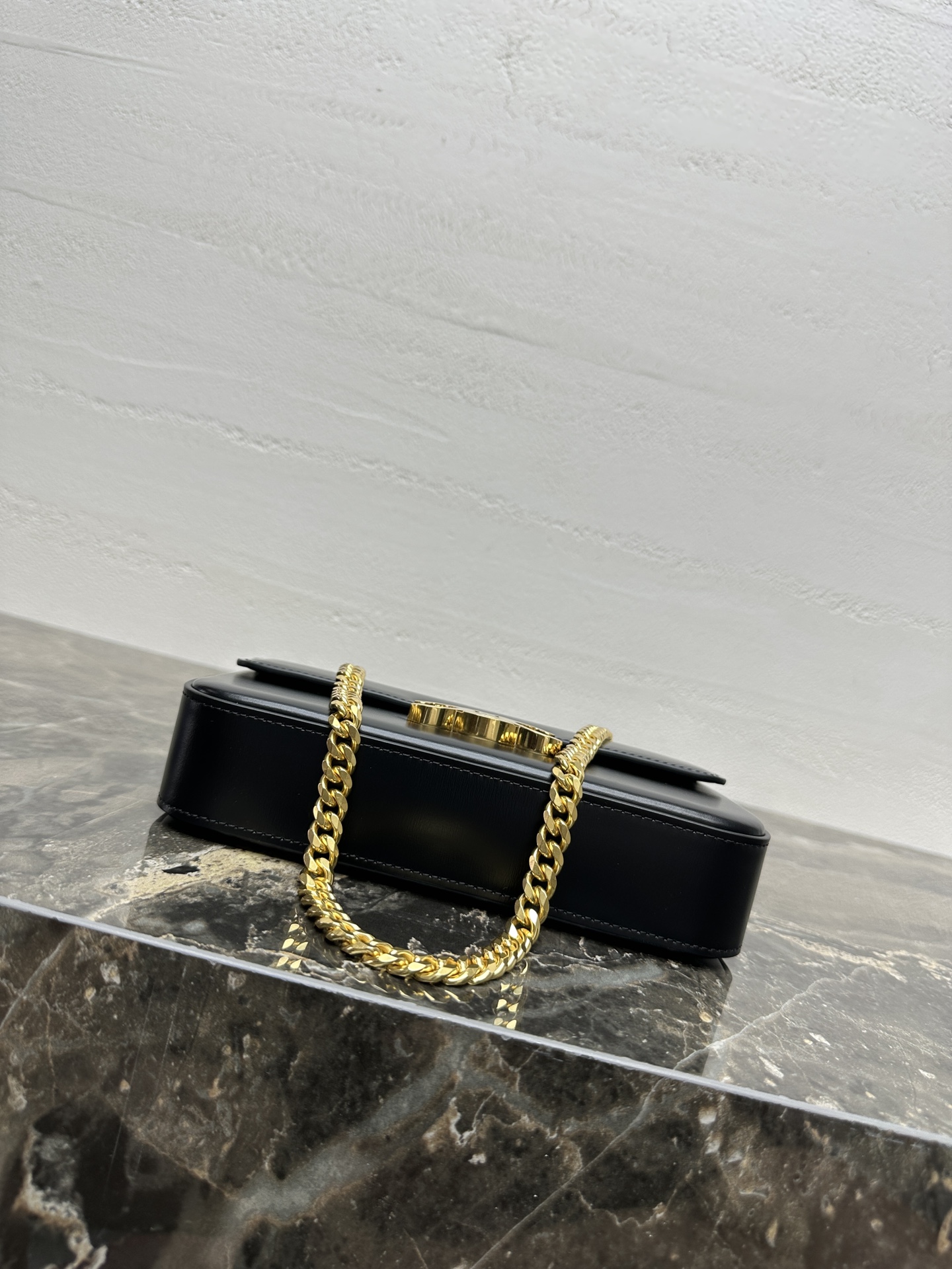 【全钢五金】链条⛓️腋下包 TRIOMPHE CANVAS手搓纹小牛皮链条肩背包8 X 4 X 2英寸(