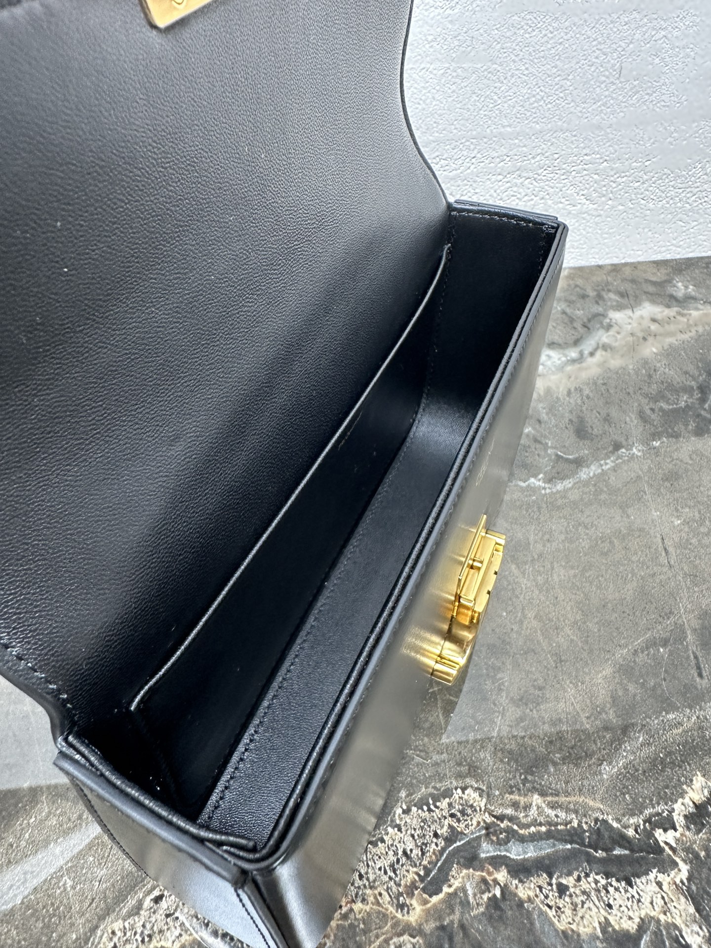 【全钢五金】链条⛓️腋下包 TRIOMPHE CANVAS手搓纹小牛皮链条肩背包8 X 4 X 2英寸(