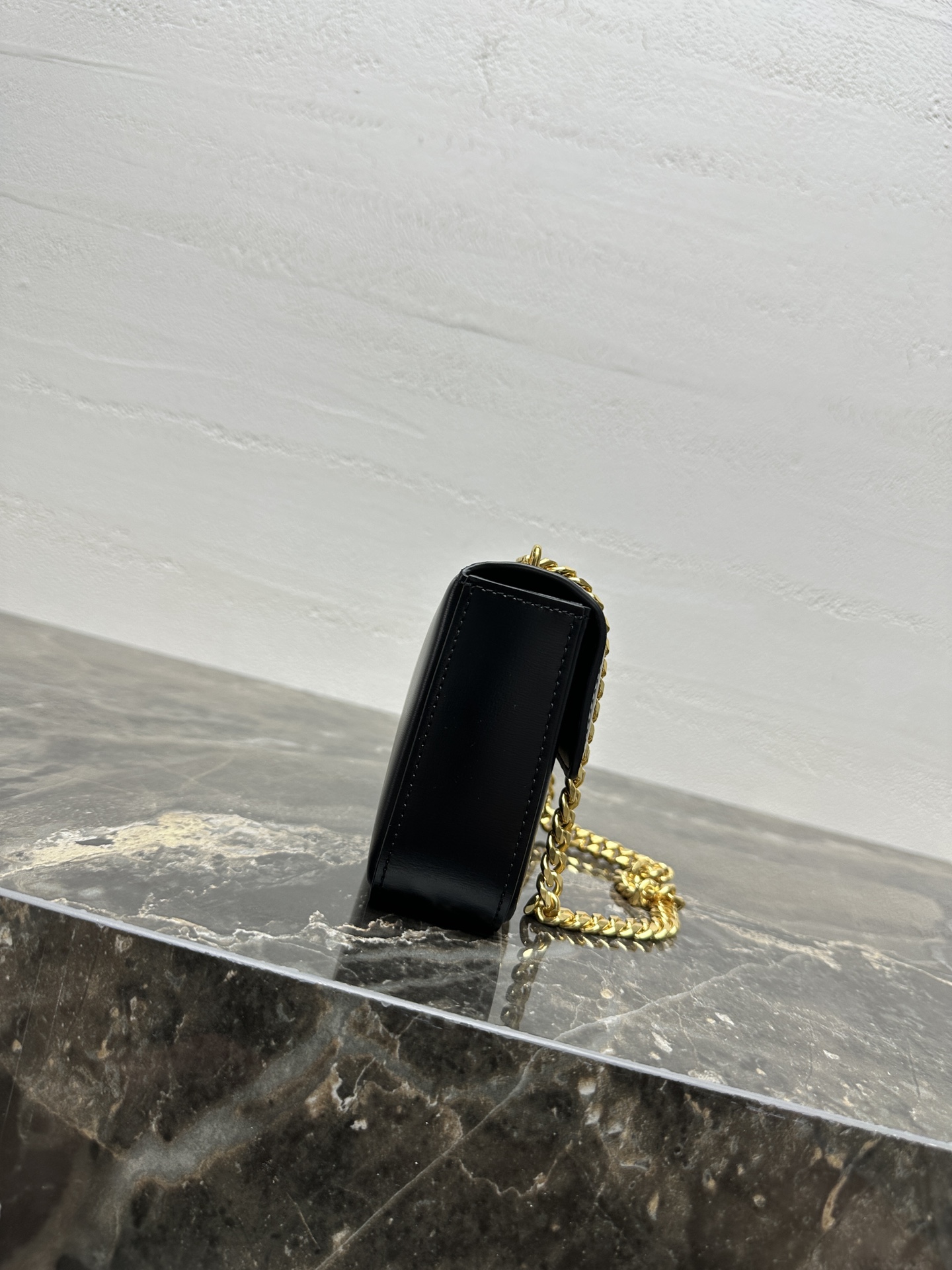 【全钢五金】链条⛓️腋下包 TRIOMPHE CANVAS手搓纹小牛皮链条肩背包8 X 4 X 2英寸(