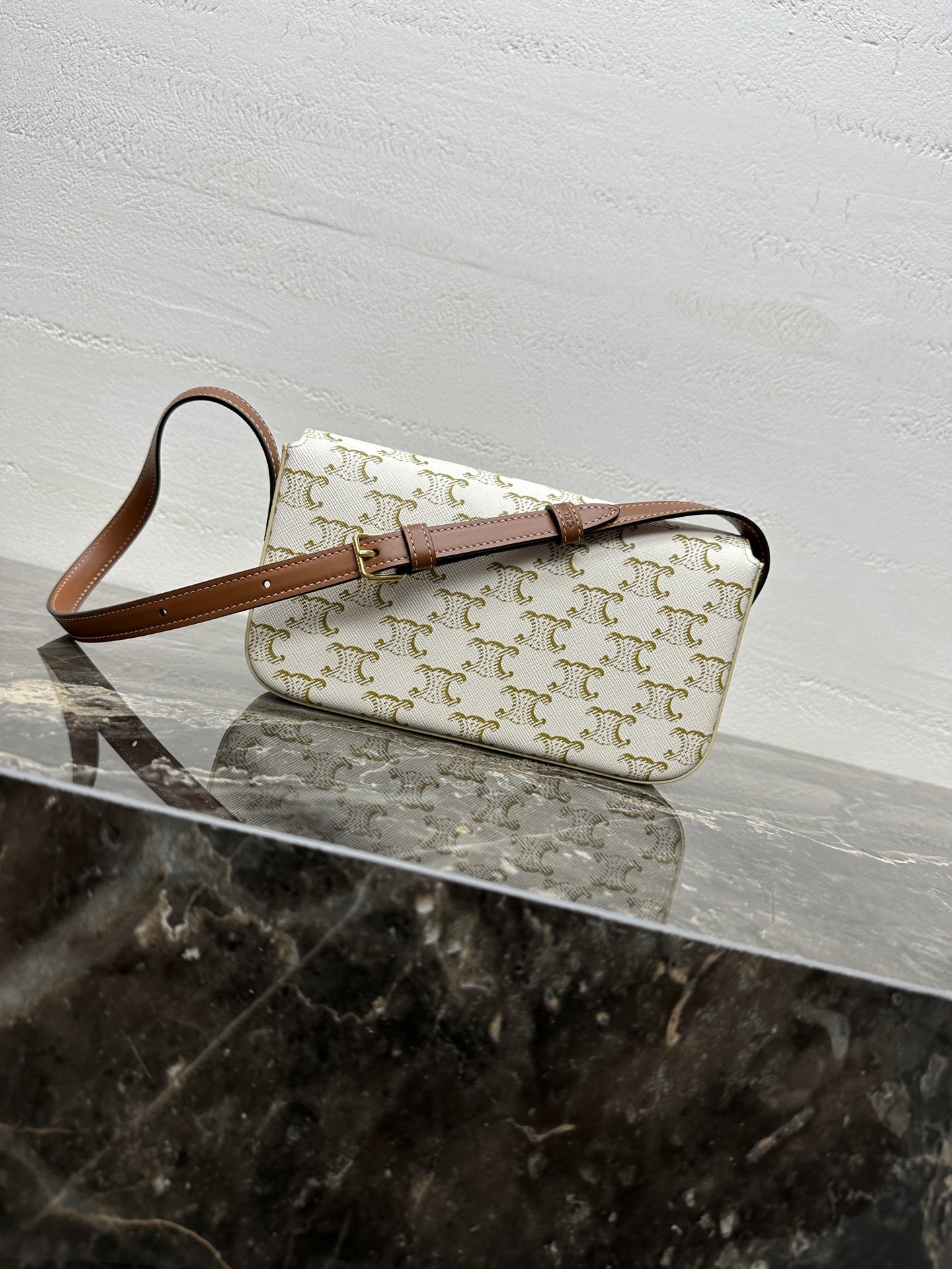 【升级全钢五金】TRIOMPHE标志印花PVC面料配皮腋下包8 X 4 X 2英寸(20 X 10 X 