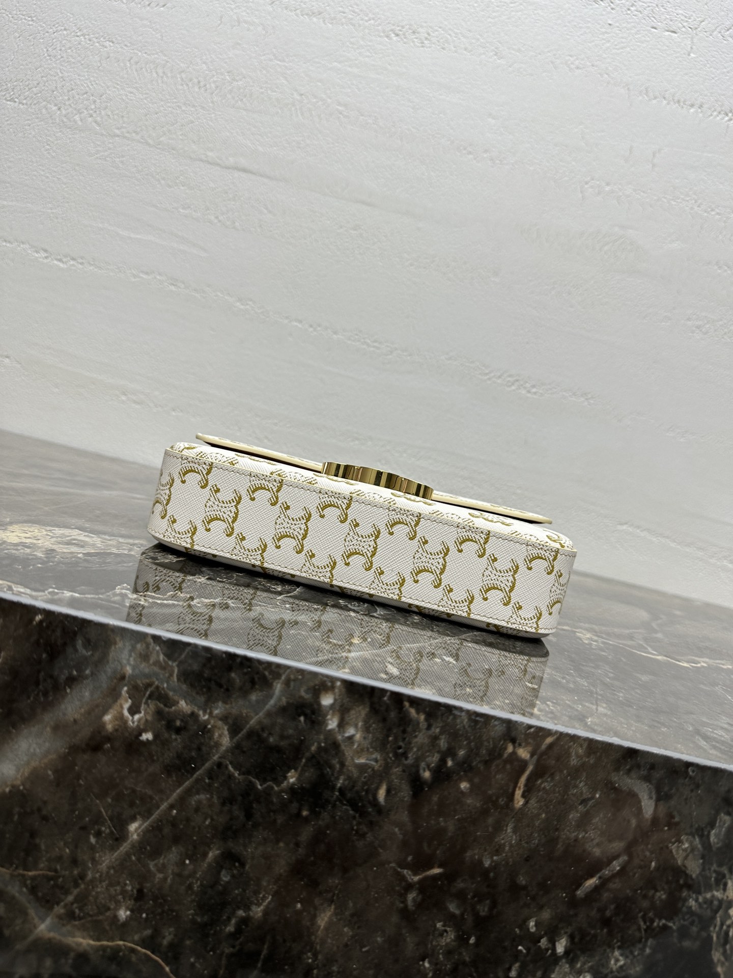 【升级全钢五金】TRIOMPHE标志印花PVC面料配皮腋下包8 X 4 X 2英寸(20 X 10 X 