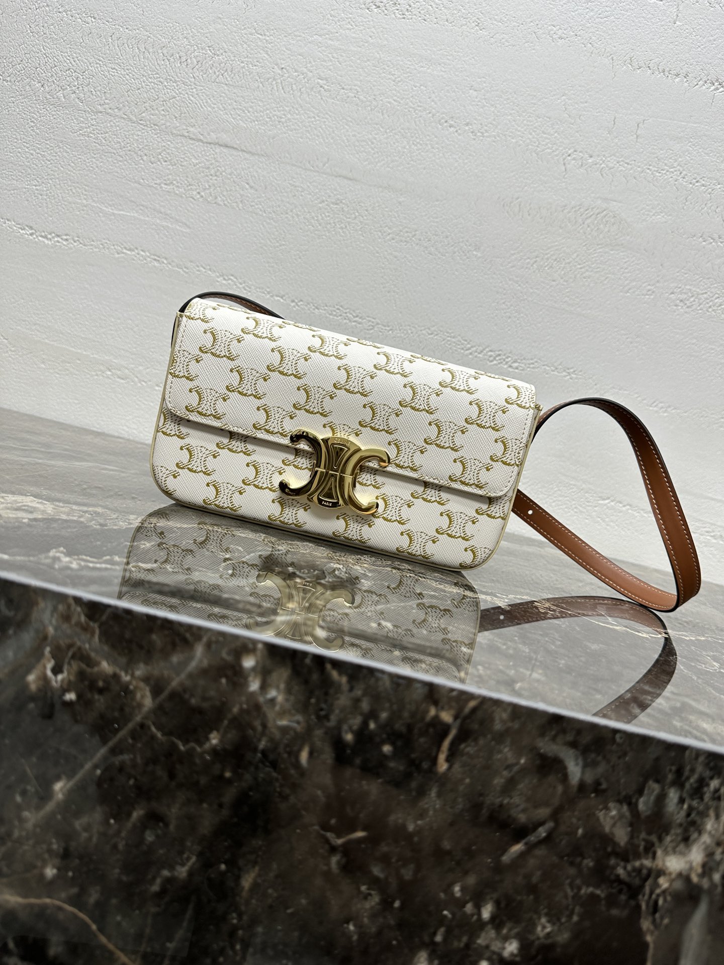 【升级全钢五金】TRIOMPHE标志印花PVC面料配皮腋下包8 X 4 X 2英寸(20 X 10 X 