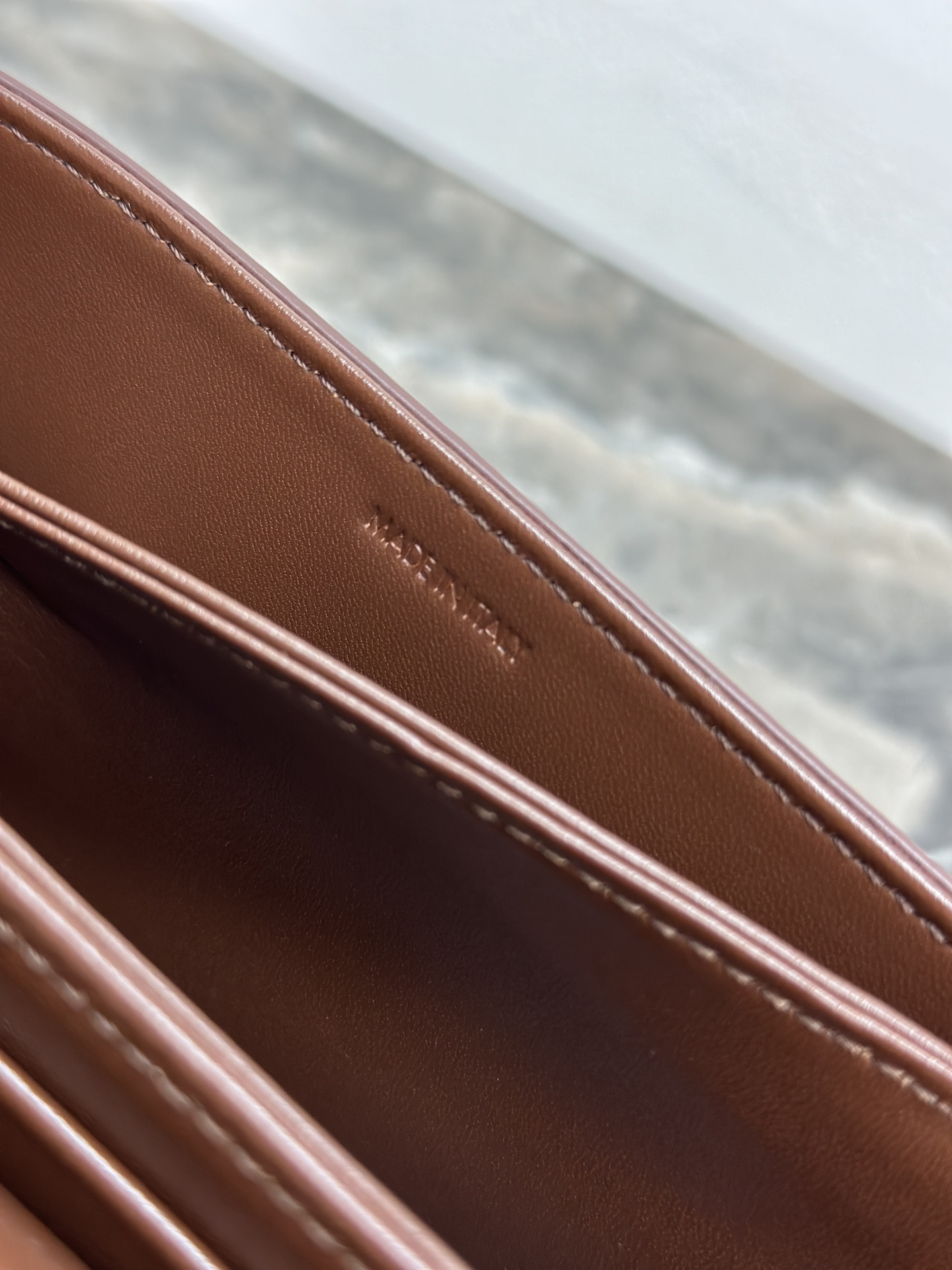 【全钢五金】TEEN TRIOMPHE 小牛皮手袋这款采用头层绒面小牛皮制成的TRIOMPHE小号手袋配