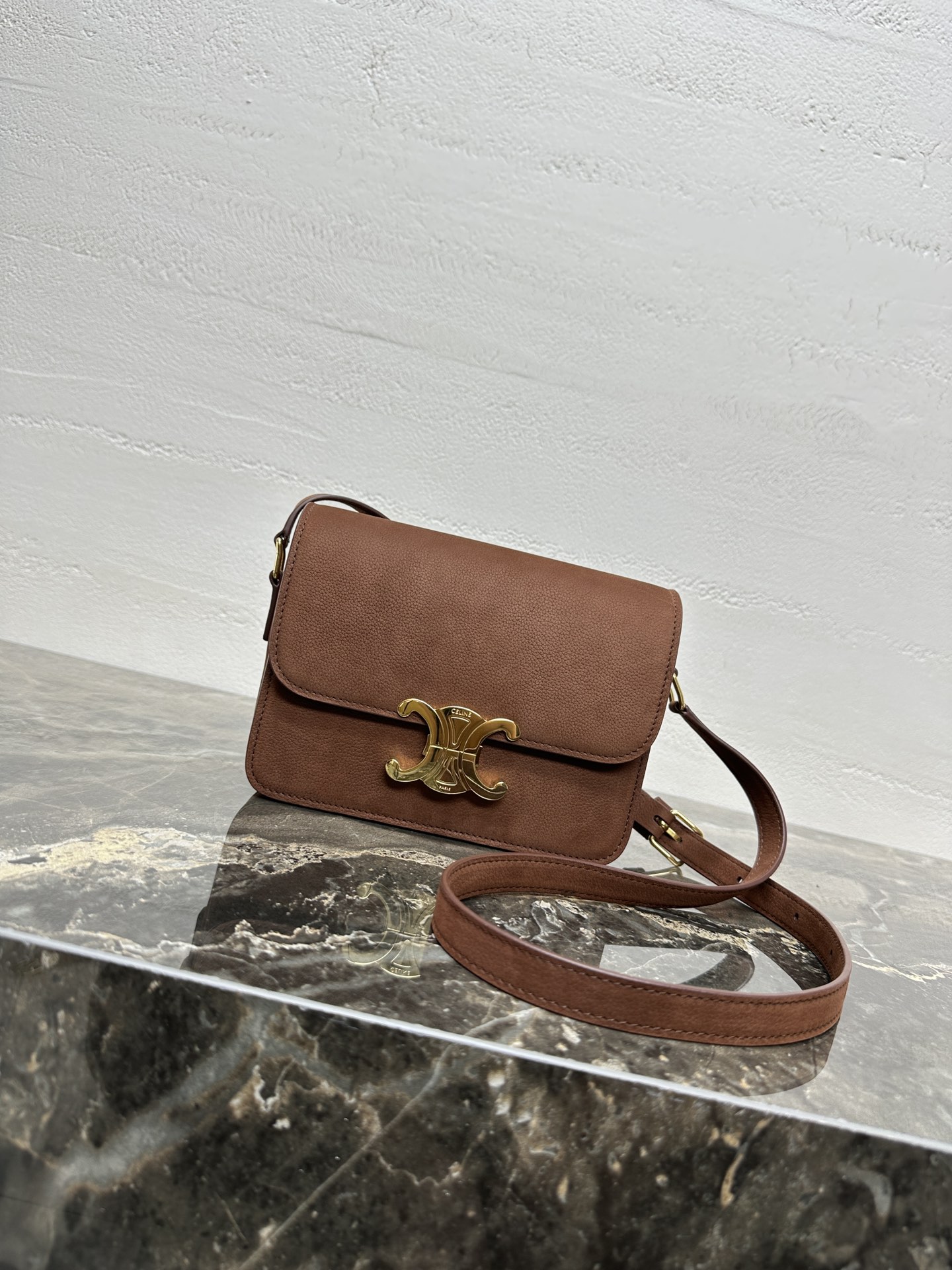 【全钢五金】TEEN TRIOMPHE 小牛皮手袋这款采用头层绒面小牛皮制成的TRIOMPHE小号手袋配