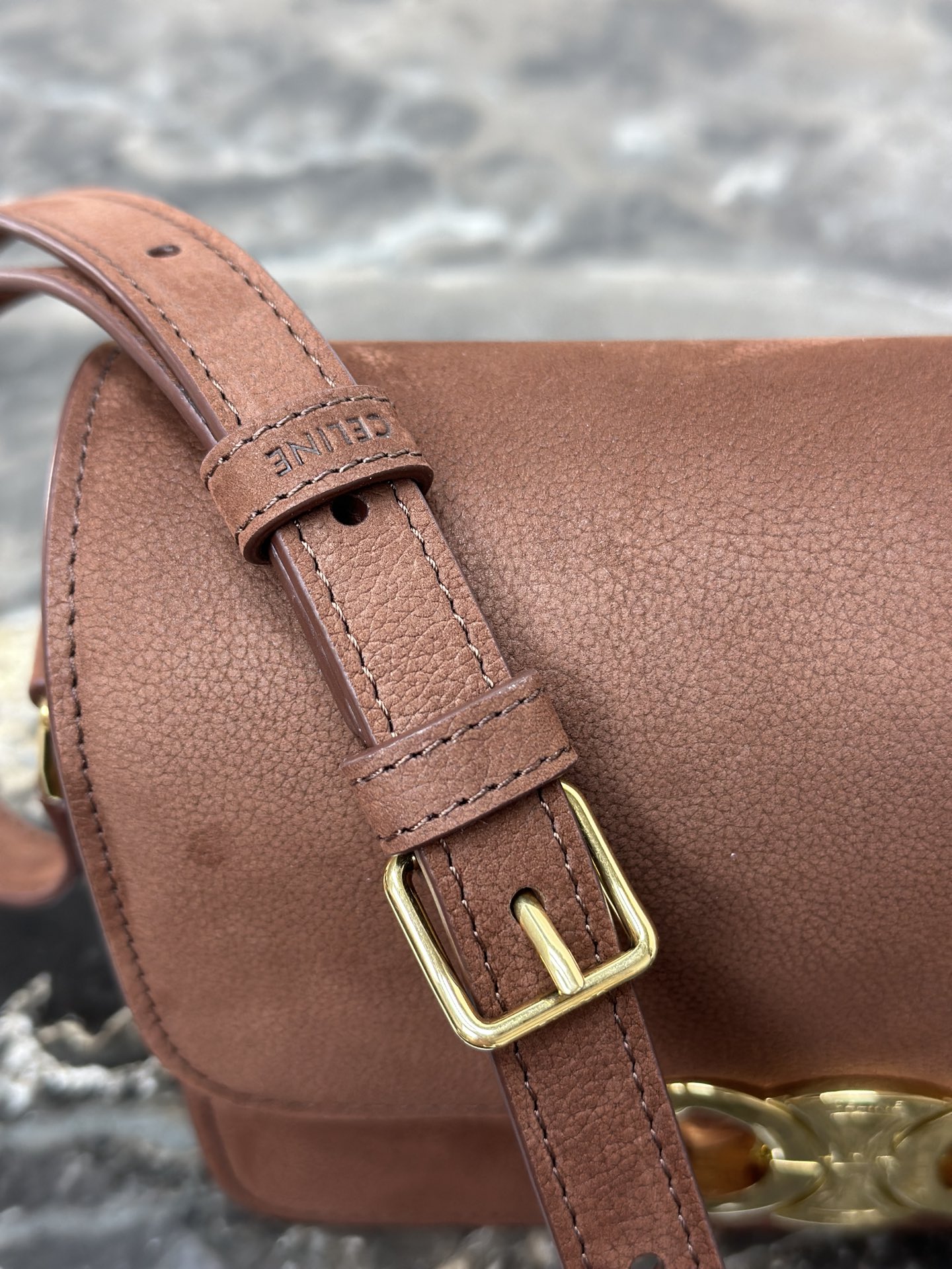 【全钢五金】TEEN TRIOMPHE 小牛皮手袋这款采用头层绒面小牛皮制成的TRIOMPHE小号手袋配