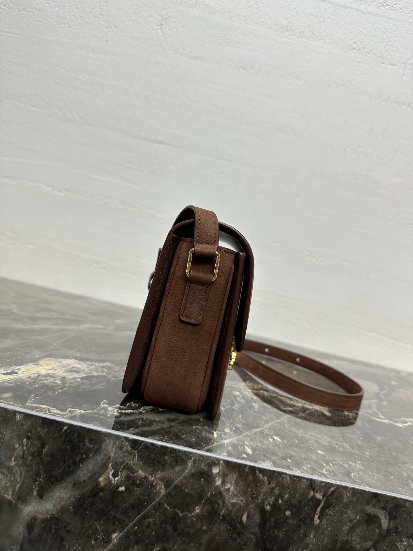 【全钢五金】TEEN TRIOMPHE 小牛皮手袋这款采用头层绒面小牛皮制成的TRIOMPHE小号手袋配