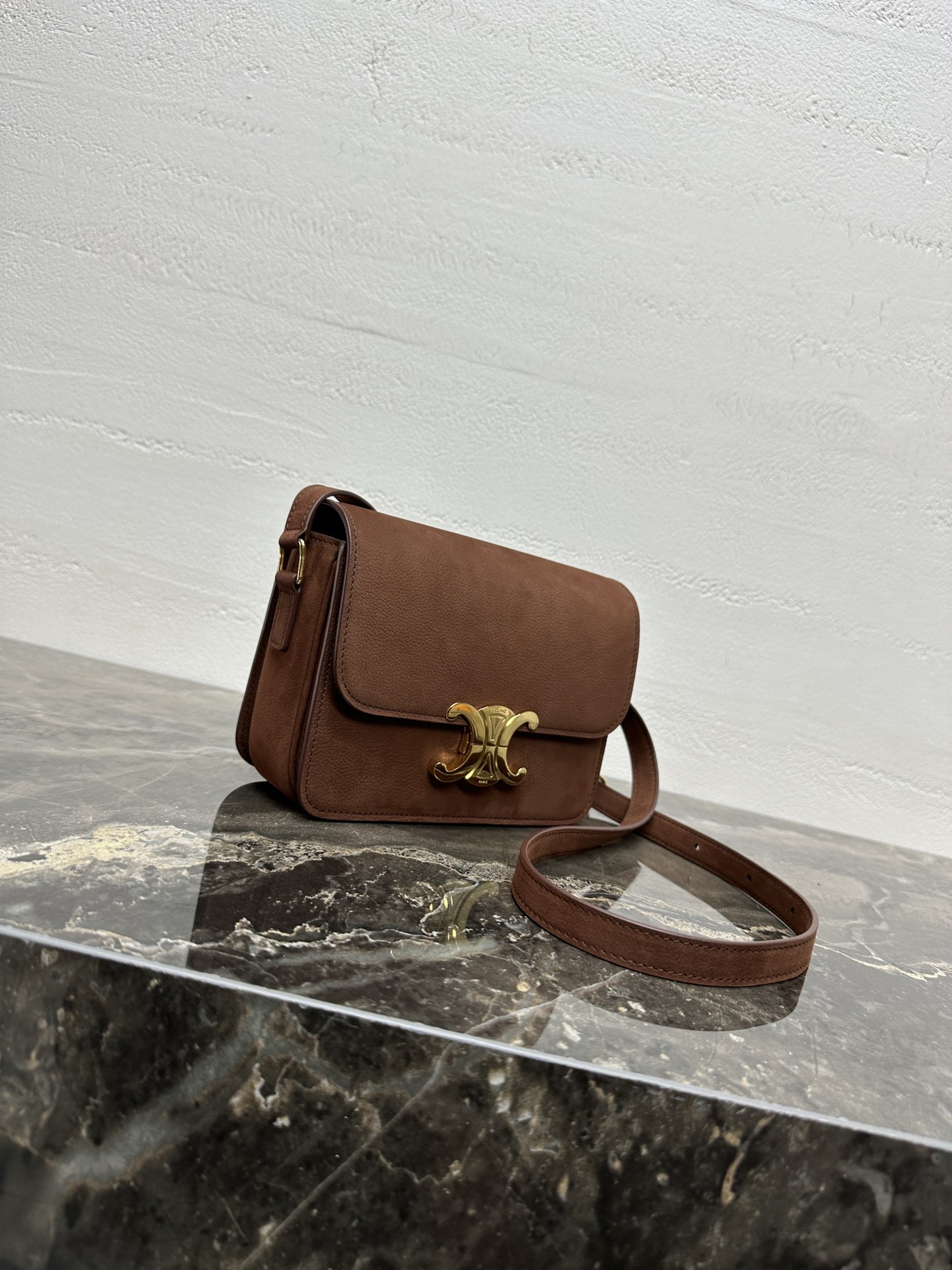 【全钢五金】TEEN TRIOMPHE 小牛皮手袋这款采用头层绒面小牛皮制成的TRIOMPHE小号手袋配