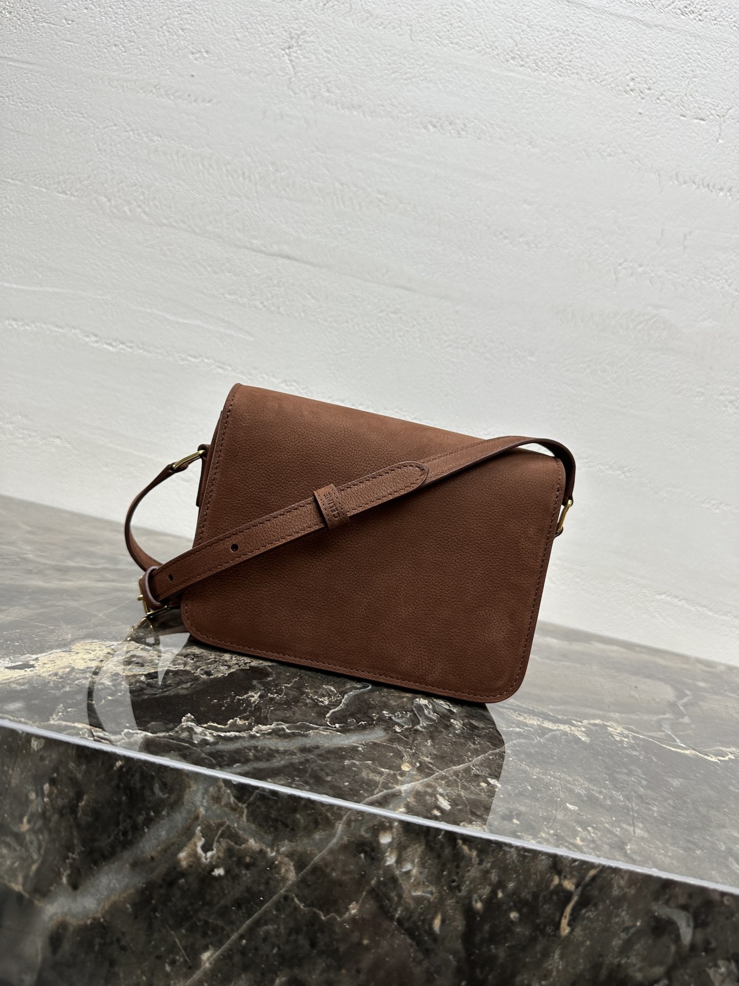 【全钢五金】TEEN TRIOMPHE 小牛皮手袋这款采用头层绒面小牛皮制成的TRIOMPHE小号手袋配