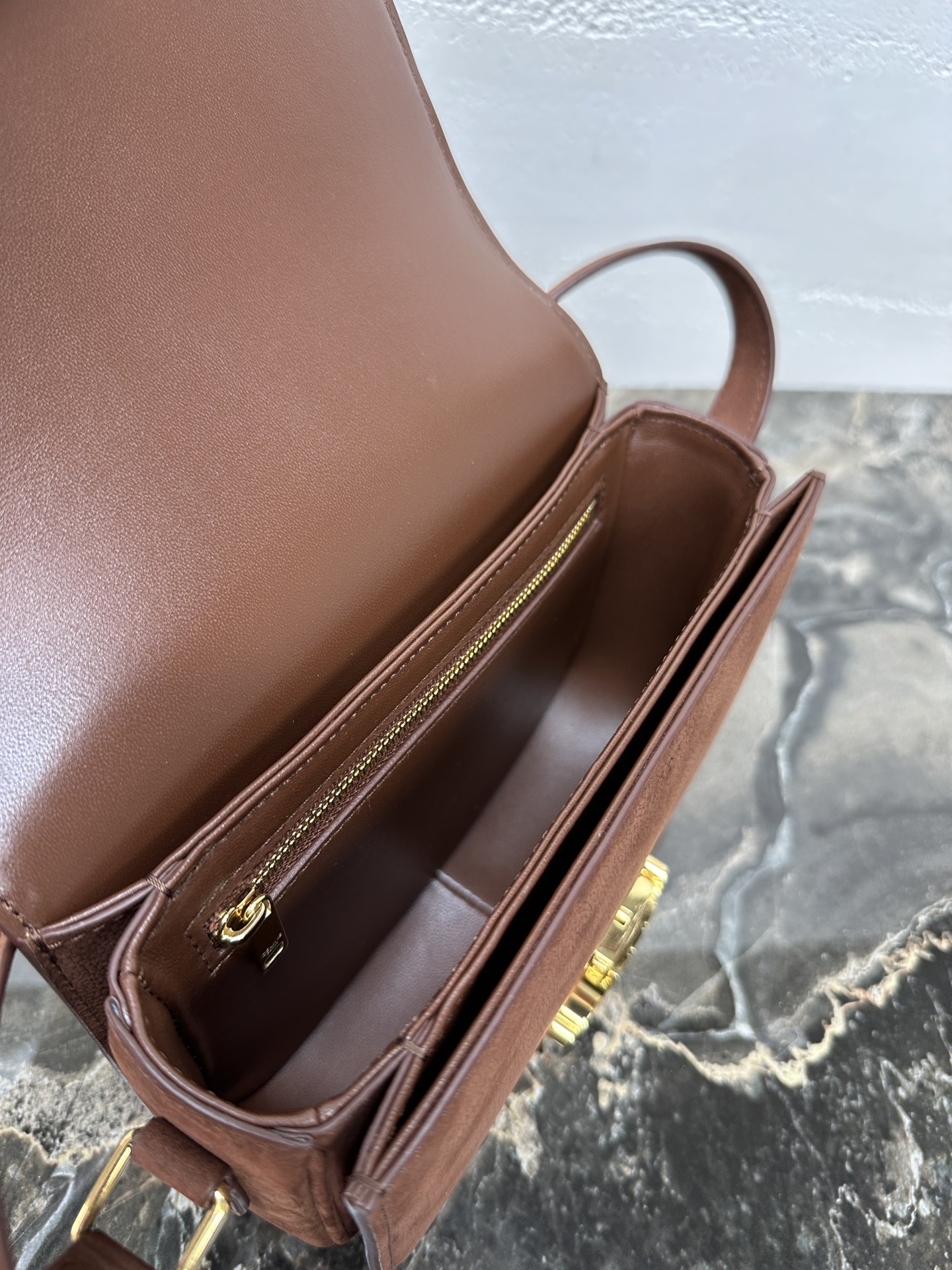 【全钢五金】TEEN TRIOMPHE 小牛皮手袋这款采用头层绒面小牛皮制成的TRIOMPHE小号手袋配