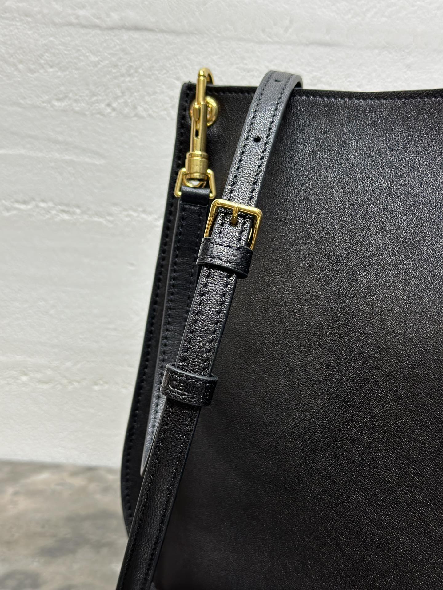 ‼️全钢五金💯SOFT TRIOMPHE BESACE手袋羊皮革牛剖层革衬里金色饰面肩背、斜挎TRIOM