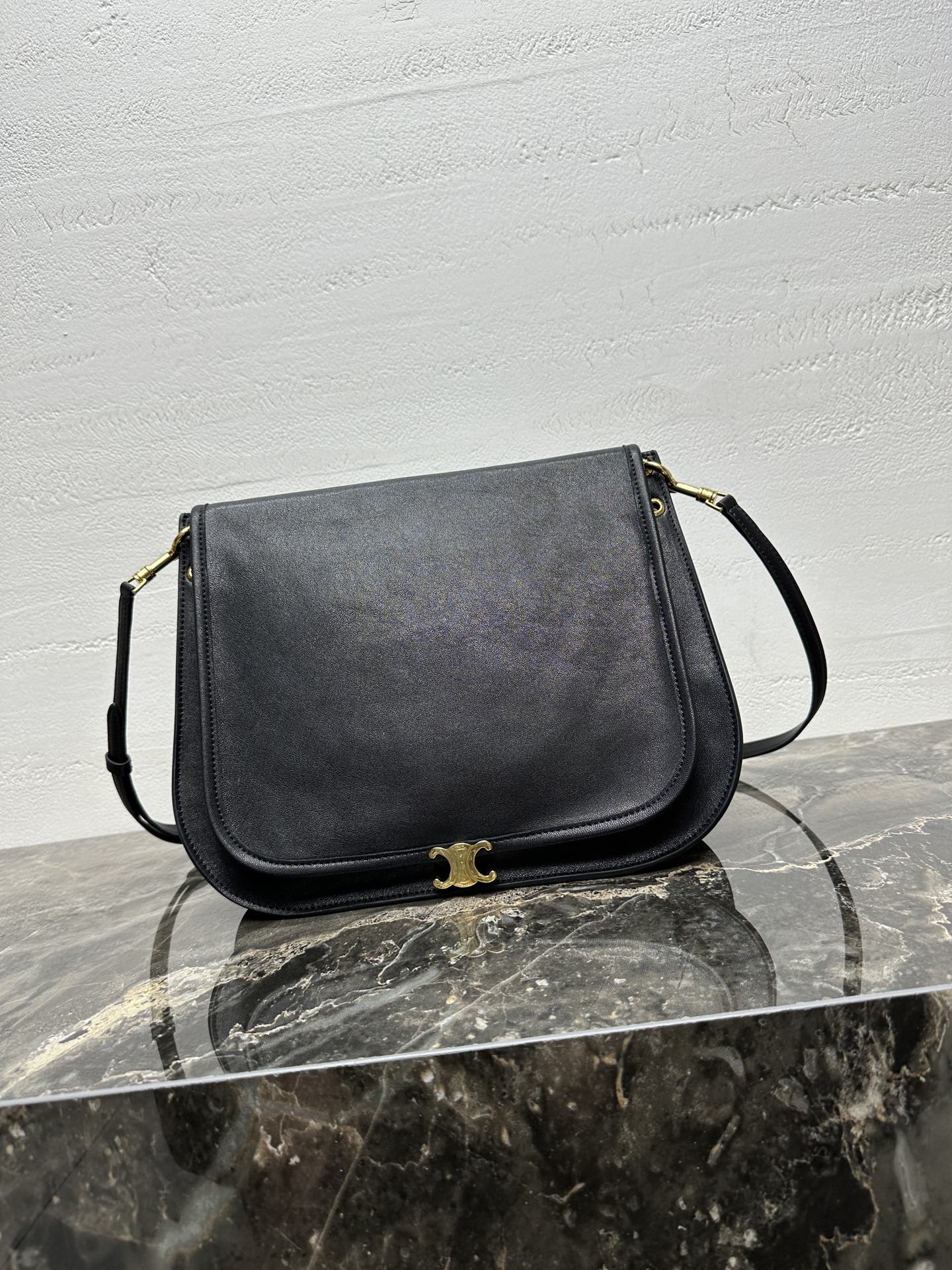 ‼️全钢五金💯SOFT TRIOMPHE BESACE手袋羊皮革牛剖层革衬里金色饰面肩背、斜挎TRIOM