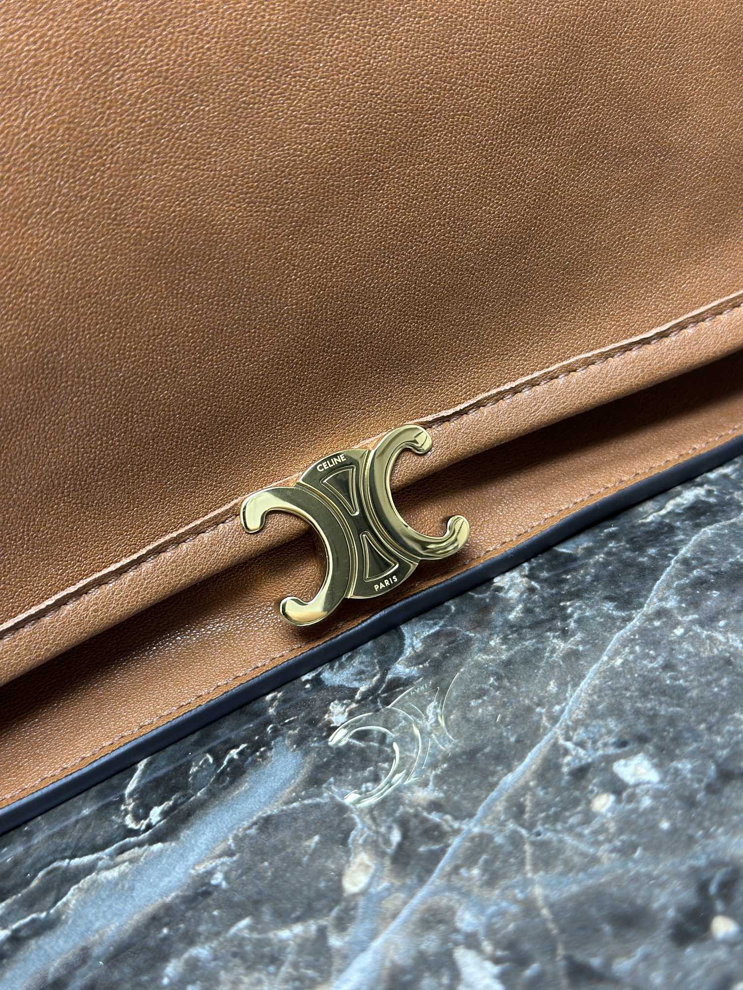 ‼️全钢五金💯SOFT TRIOMPHE BESACE手袋羊皮革牛剖层革衬里金色饰面肩背、斜挎TRIOM