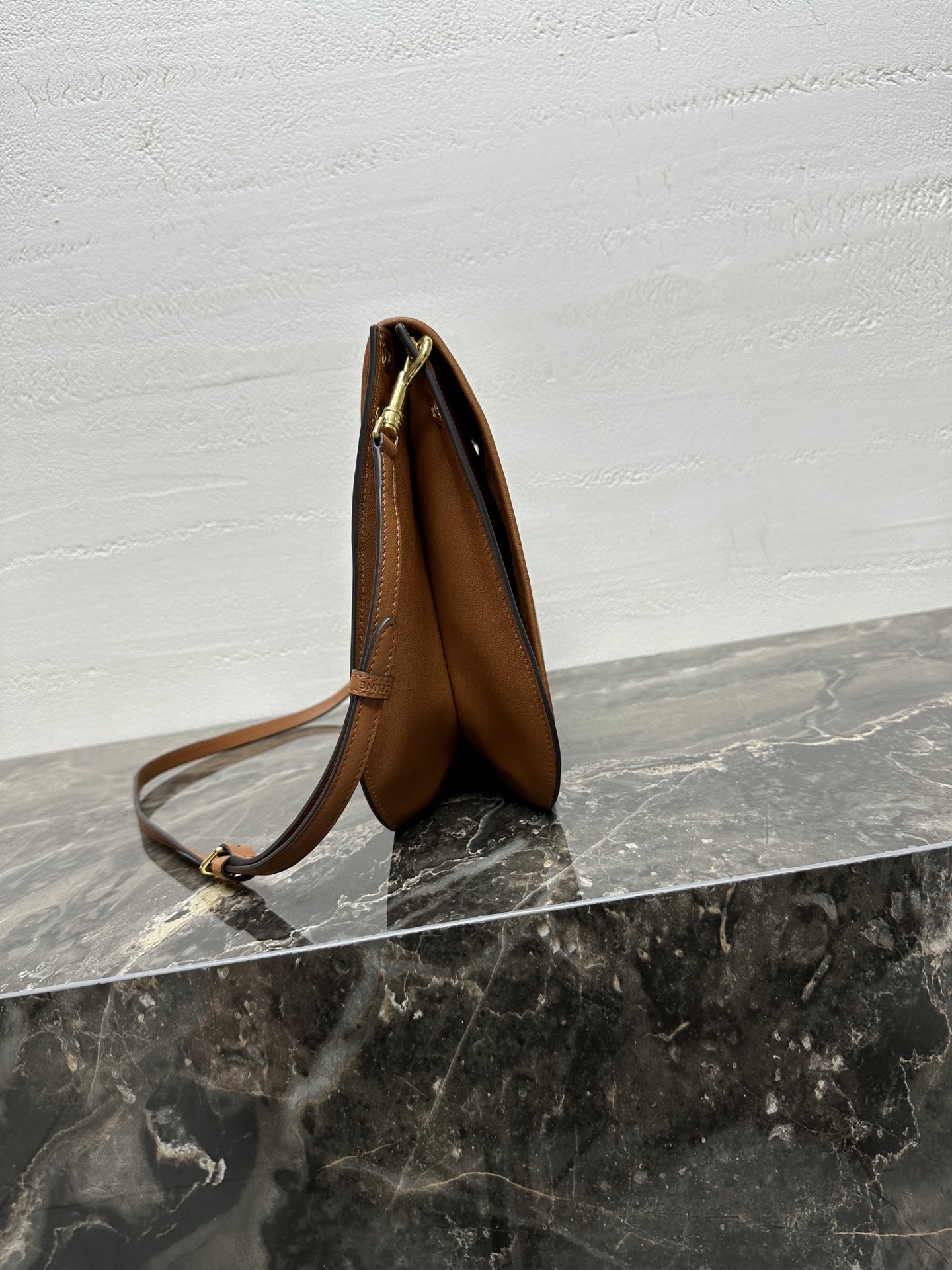 ‼️全钢五金💯SOFT TRIOMPHE BESACE手袋羊皮革牛剖层革衬里金色饰面肩背、斜挎TRIOM