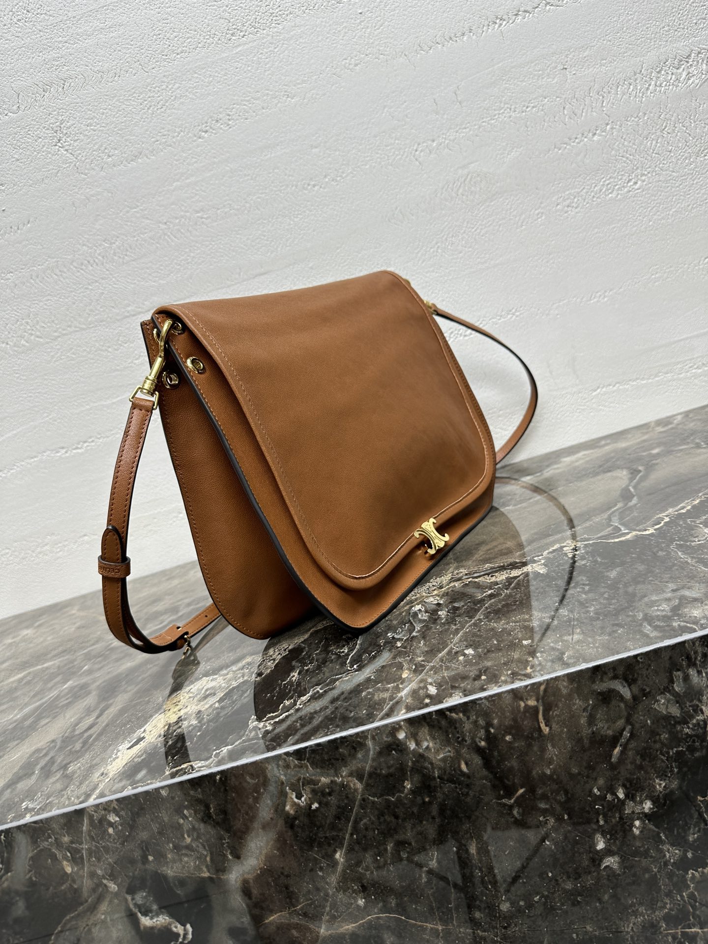 ‼️全钢五金💯SOFT TRIOMPHE BESACE手袋羊皮革牛剖层革衬里金色饰面肩背、斜挎TRIOM