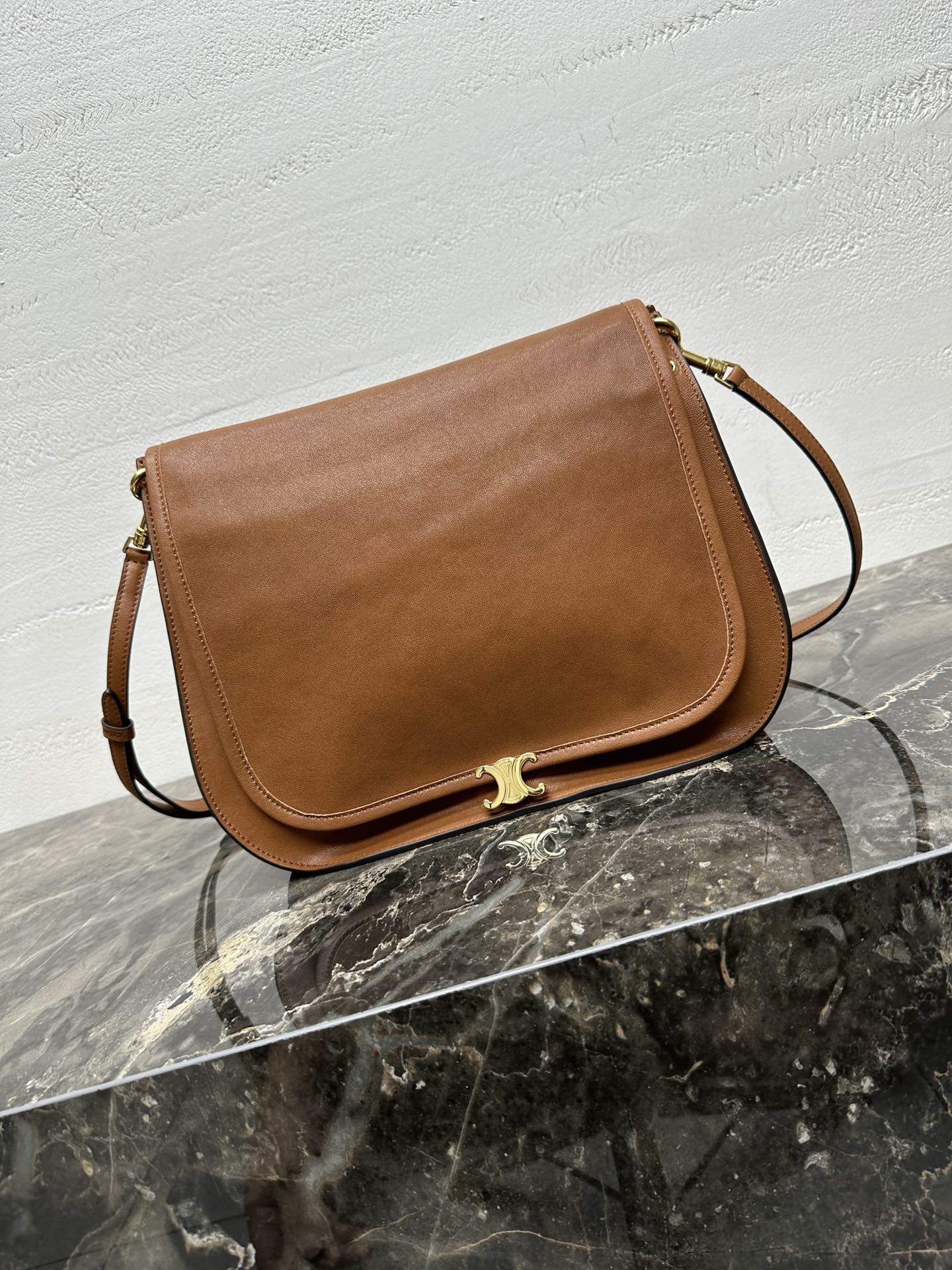 ‼️全钢五金💯SOFT TRIOMPHE BESACE手袋羊皮革牛剖层革衬里金色饰面肩背、斜挎TRIOM