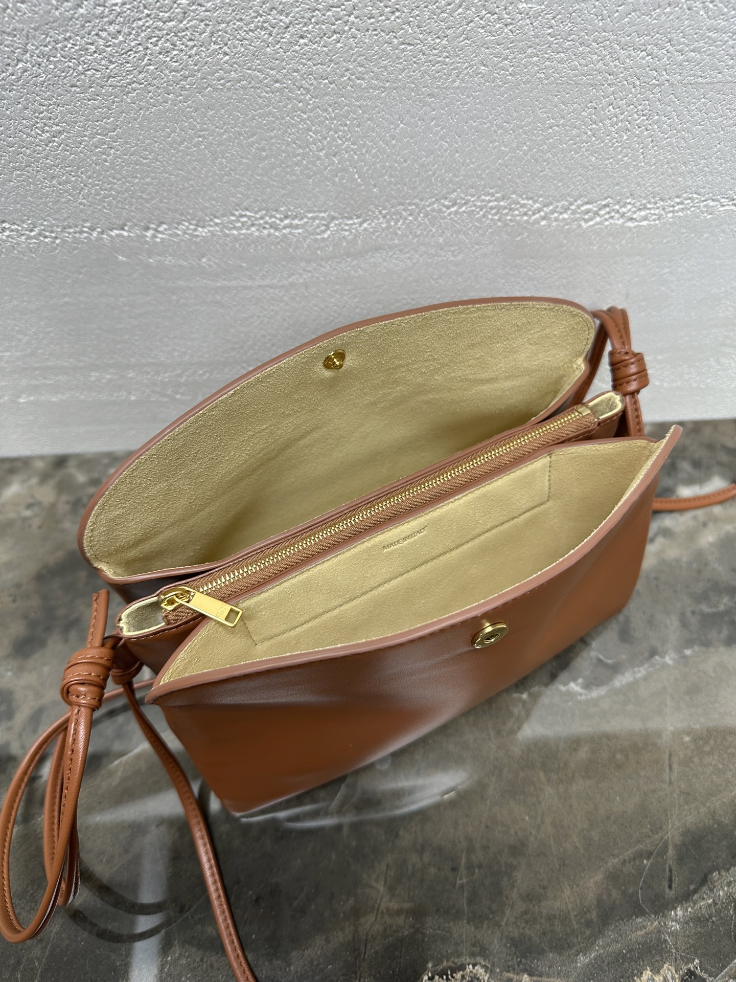 TRIO FLAP手袋💯全钢五金‼️本款型可装下PLUS等较大的智能手机羊皮革牛剖层革金色饰面斜挎和肩背