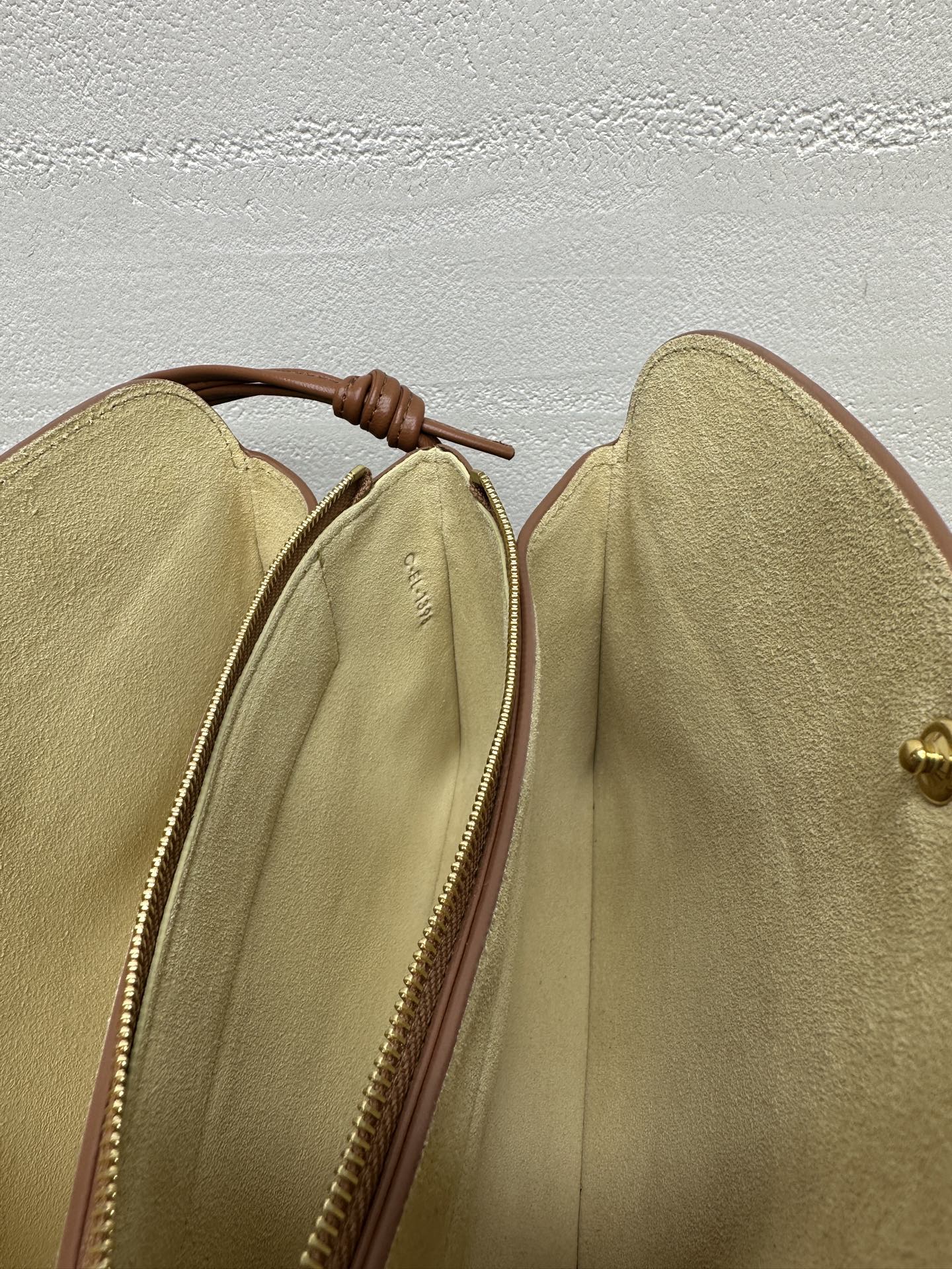 TRIO FLAP手袋💯全钢五金‼️本款型可装下PLUS等较大的智能手机羊皮革牛剖层革金色饰面斜挎和肩背