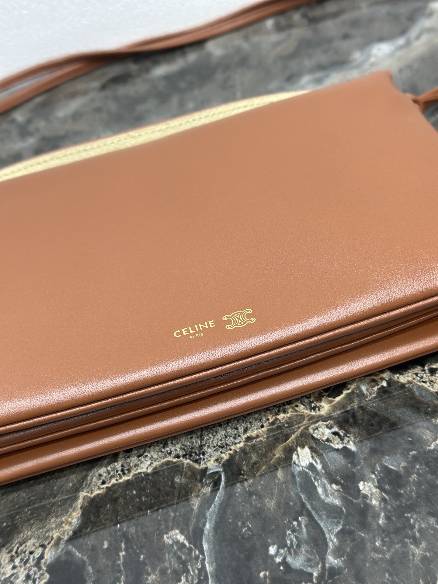 TRIO FLAP手袋💯全钢五金‼️本款型可装下PLUS等较大的智能手机羊皮革牛剖层革金色饰面斜挎和肩背