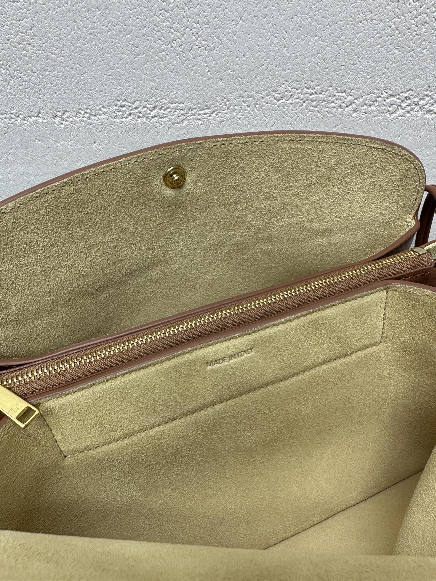 TRIO FLAP手袋💯全钢五金‼️本款型可装下PLUS等较大的智能手机羊皮革牛剖层革金色饰面斜挎和肩背