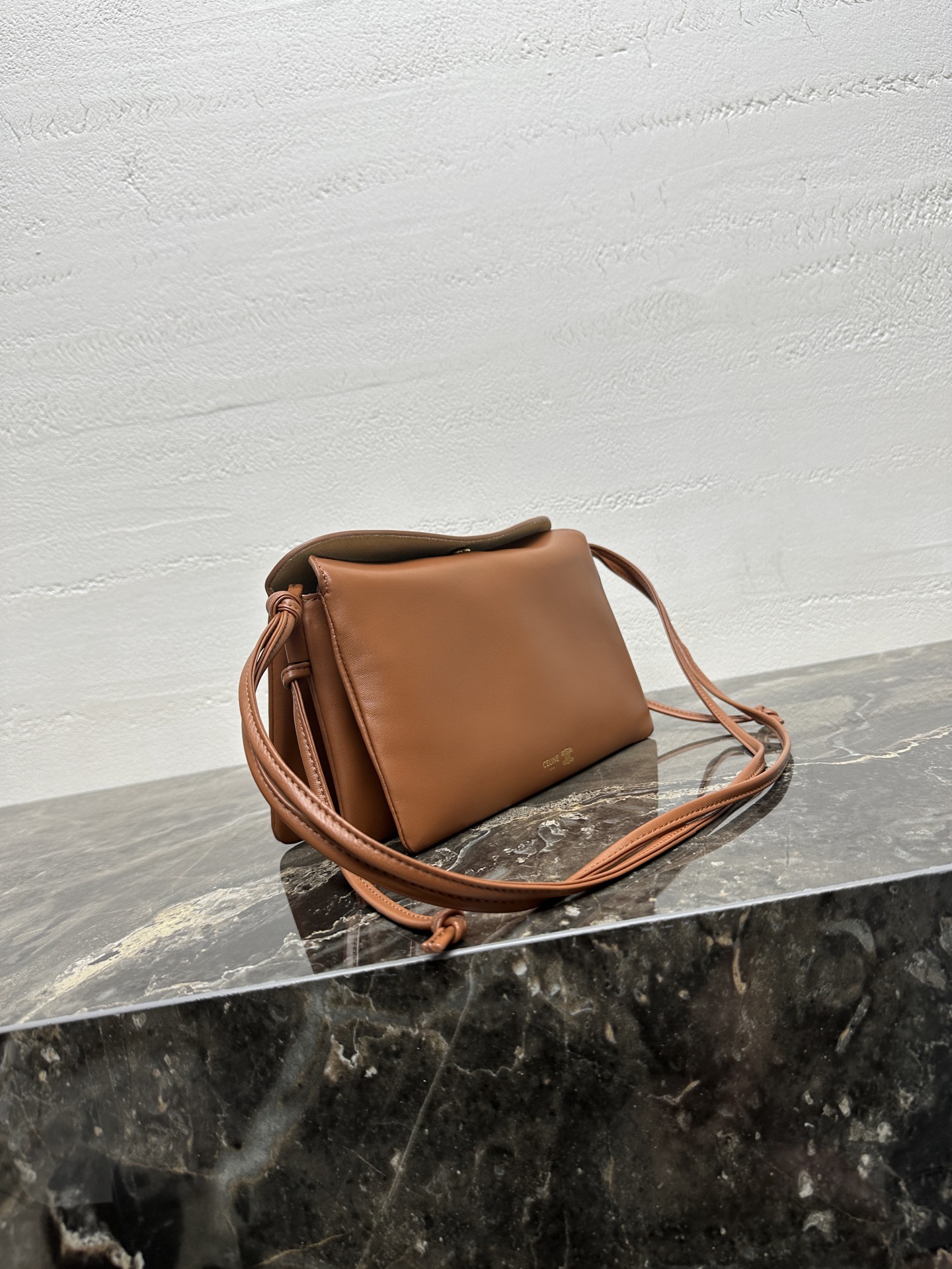 TRIO FLAP手袋💯全钢五金‼️本款型可装下PLUS等较大的智能手机羊皮革牛剖层革金色饰面斜挎和肩背