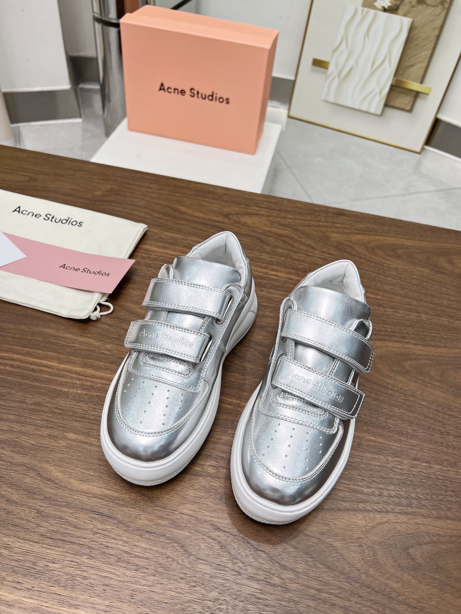 NO:238067,Net, Maoli 40 Acne Studios Velcro thick-soled white shoes are popular. The upper is made of original custom imported cowhide inner lining with technology mesh fabric and sheepskin lining breathable and more comfortable original 1:1 hardware smiley face buckle makes the shoes more colorful outsole using original foaming and heightening sole ultralight shock-absorbing and anti-slip. A fashionable and versatile design shoe. Major celebrities and internet celebrities bloggers have put on their feet. ♀ Original custom cowhide Neli sheepskin technology mesh fabric footbed original injection molding PU footbed Size35-41 (41 custom made without return or exchange), casual shoes/sports shoes, acne studios, dior, sneakers, cowhide, sheepskin19860909网里,毛里40 Acne Studios魔术贴厚底小白鞋火爆上新 鞋面采用原版定制进口牛皮内里采用科技网布拼羊皮里透气更舒适原版1:1五金笑脸扣饰使鞋子更具色彩大底采用原版发泡增高大底超轻减震防滑一款时尚百搭设计的鞋子各大明星网红博主纷纷上脚♀ 面料原版定制牛皮 内里羊皮科技网布 垫脚原版注塑PU垫脚 Size35-41(41订做不退换),休闲鞋/运动鞋,acne studios,dior,sneakers,cowhide,sheepskin,Women's Shoes