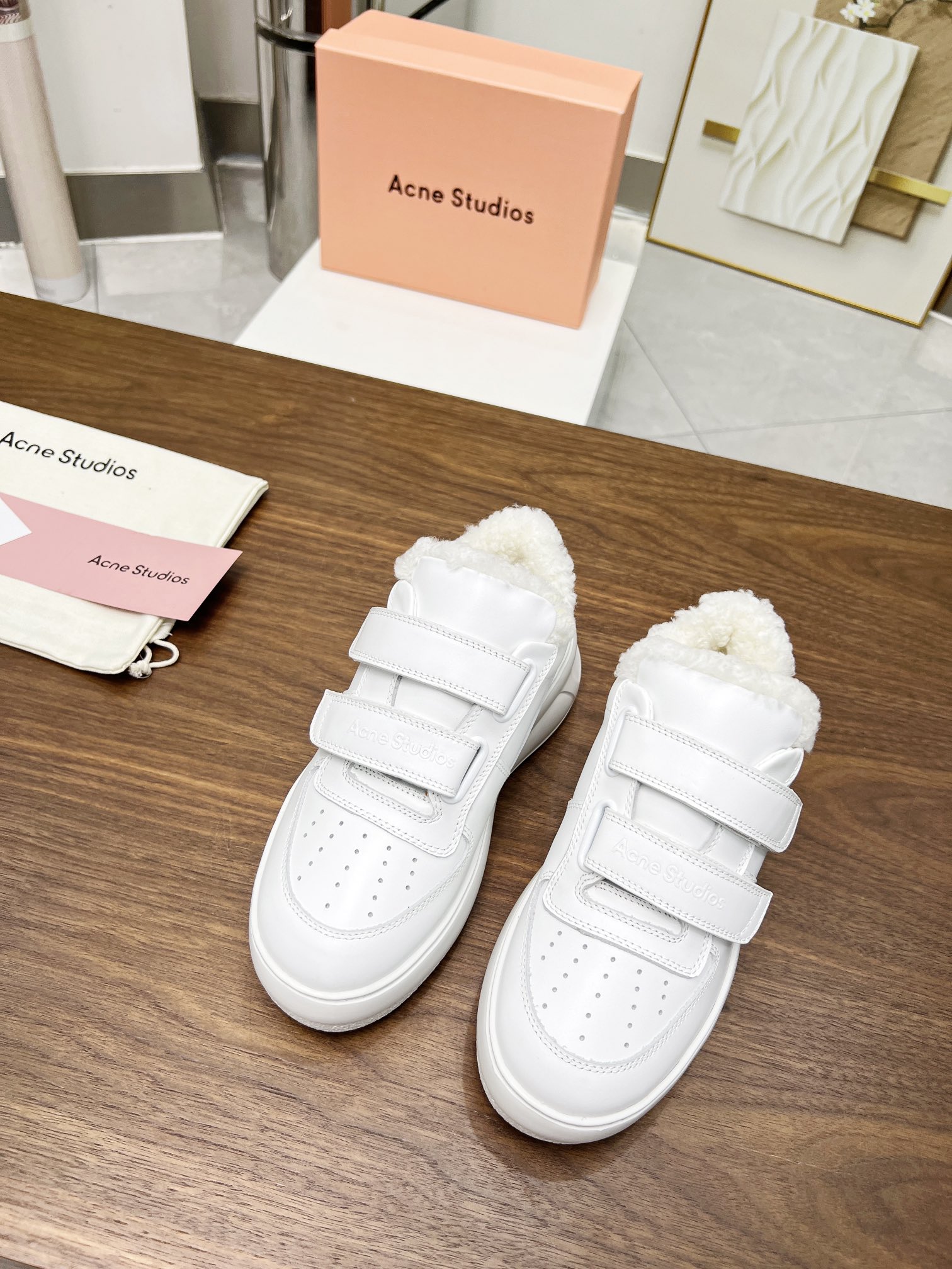 NO:238069,Net, Maoli 40 Acne Studios Velcro thick-soled white shoes are popular. The upper is made of original custom imported cowhide inner lining with technology mesh fabric and sheepskin lining breathable and more comfortable original 1:1 hardware smiley face buckle makes the shoes more colorful outsole using original foaming and heightening sole ultralight shock-absorbing and anti-slip. A fashionable and versatile design shoe. Major celebrities and internet celebrities bloggers have put on their feet. ♀ Original custom cowhide Neli sheepskin technology mesh fabric footbed original injection molding PU footbed Size35-41 (41 custom made without return or exchange), casual shoes/sports shoes, acne studios, dior, sneakers, cowhide, sheepskin19860909网里,毛里40 Acne Studios魔术贴厚底小白鞋火爆上新 鞋面采用原版定制进口牛皮内里采用科技网布拼羊皮里透气更舒适原版1:1五金笑脸扣饰使鞋子更具色彩大底采用原版发泡增高大底超轻减震防滑一款时尚百搭设计的鞋子各大明星网红博主纷纷上脚♀ 面料原版定制牛皮 内里羊皮科技网布 垫脚原版注塑PU垫脚 Size35-41(41订做不退换),休闲鞋/运动鞋,acne studios,dior,sneakers,cowhide,sheepskin,Women's Shoes