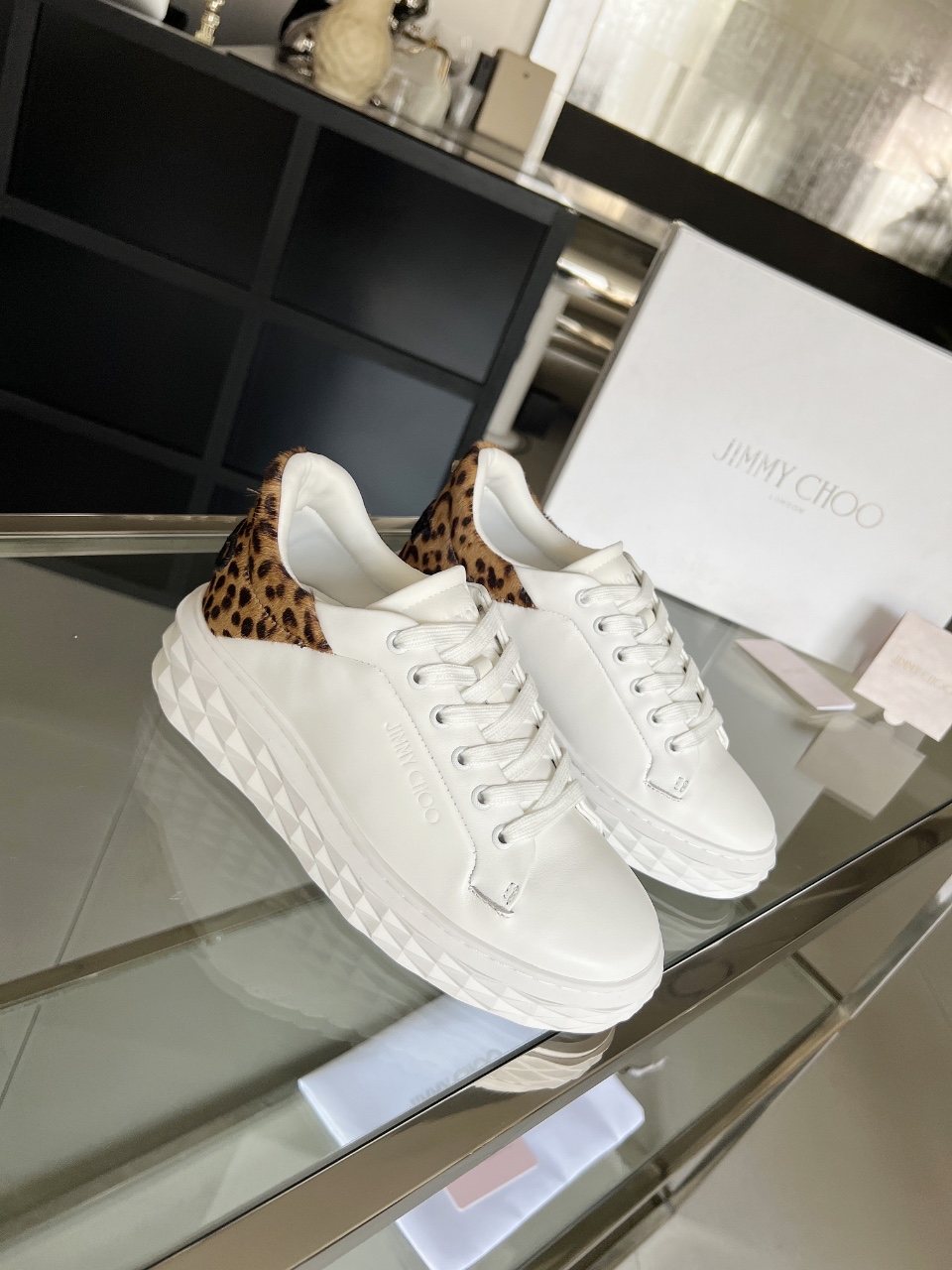 NO:166110,Jimmy choo Zhou Yangjie 2025 Spring and Summer Jc new Diamond sports shoes series new uppers are made of original imported cowhide spliced ​​horse fur sole adopts brand elements diamond-resistant multi-faceted cutting and shaping three-dimensional sense. The sole adopts a gradually thinner and thicker design to make the visual without any pressure. The foot is more comfortable. A fashionable, comfortable, versatile and luxurious Diamond sports shoes that are worth owning ♀ Fabric top layer cowhide horse fur inner original custom breathable lycra foot pad sheepskin large sole original glass glue combination sole Size: 34-41 (regular size 34.41 custom-made without return or exchange), casual shoes/sports shoes, jimmy choo, sneakers, cowhide, sheepskin19860909Jimmy choo周仰杰 2025春夏Jc新款Diamond 运动鞋系列上新鞋面采用原版进口牛皮拼接马毛皮鞋底采用品牌元素防钻石多面切割塑形立体感十足,鞋底采用渐薄厚增高设计让视觉没有丝毫压迫感上脚更舒适一款时尚、舒适、百搭、奢华于一体的Diamond运动鞋值得拥有♀ 面料头层牛皮马毛皮 内里原版定制透气莱卡 垫脚羊皮 大底原版玻璃胶组合底 Size: 34-41(正码34.41定做不退换),休闲鞋/运动鞋,jimmy choo,sneakers,cowhide,sheepskin,Women's Shoes