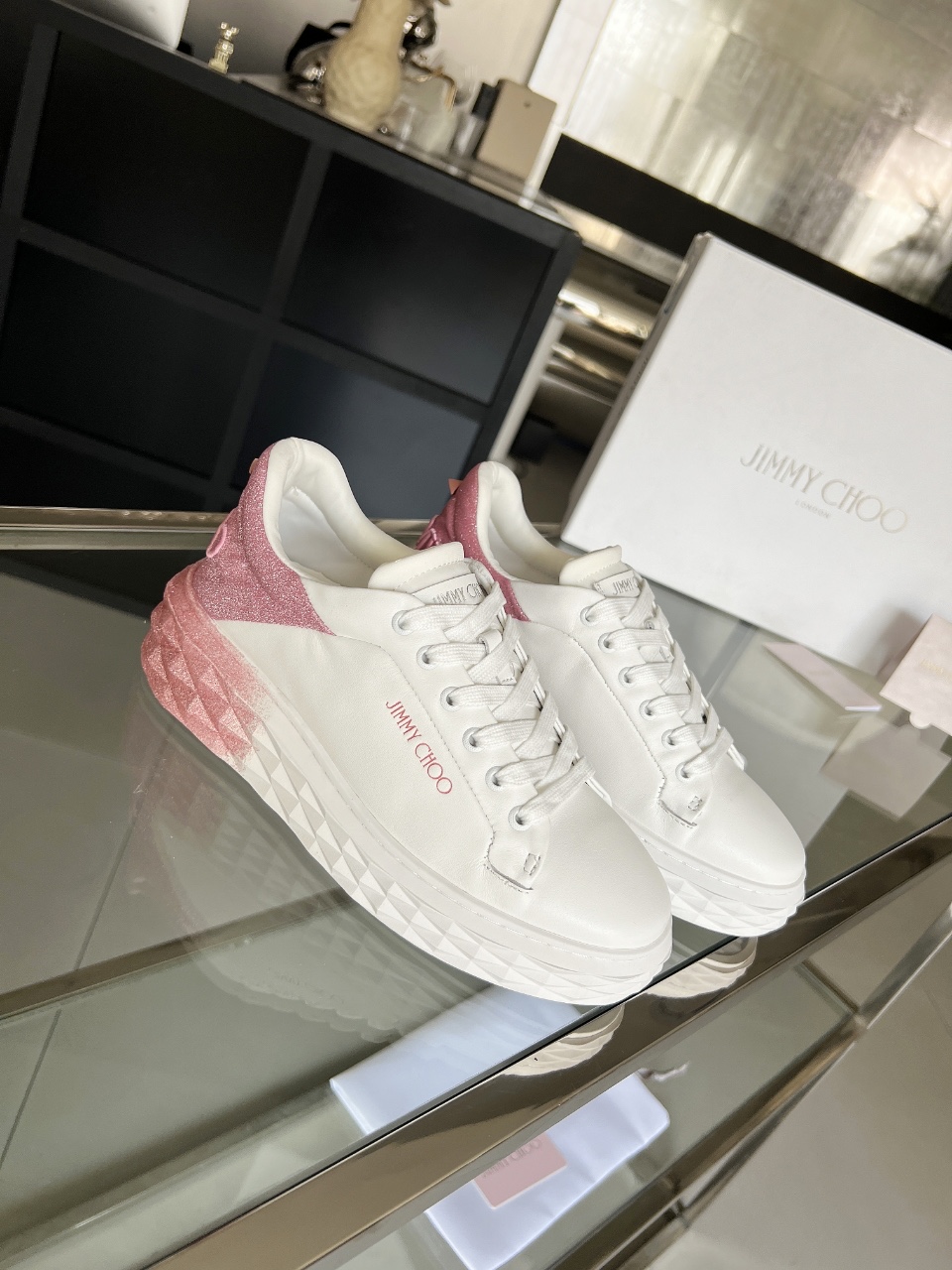 NO:166113,Jimmy choo Zhou Yangjie 2025 Spring and Summer Jc new Diamond sports shoes series new upper adopts original imported cowhide splicing sole adopts brand elements diamond-resistant multi-faceted cutting and shaping three-dimensional sense. The sole adopts brand glittering powder coating technology, and the gradually thinner and thicker design makes the visual without any sense of pressure. The foot is more comfortable. A fashionable, comfortable, versatile and luxurious Diamond sports shoes worth owning ♀ Original imported fabric, imported cowhide Gret, Neli original customized breathable lycra, footbed sheepskin, large sole original glass glue combination sole Size: 34-41 (regular size 34.41 custom-made, non-return and exchange), casual shoes/sports shoes, jimmy choo, sneakers, cowhide, sheepskin19860909Jimmy choo周仰杰 2025春夏Jc新款Diamond 运动鞋系列上新鞋面采用原版进口牛皮拼接鞋底采用品牌元素防钻石多面切割塑形立体感十足,鞋底采用品牌闪粉覆膜工艺闪闪发光,渐薄厚增高设计让视觉没有丝毫压迫感上脚更舒适一款时尚、舒适、百搭、奢华于一体的Diamond运动鞋值得拥有♀ 面料原版进口头层牛皮格丽特 内里原版定制透气莱卡 垫脚羊皮 大底原版玻璃胶组合底 Size: 34-41(正码34.41定做不退换),休闲鞋/运动鞋,jimmy choo,sneakers,cowhide,sheepskin,Women's Shoes
