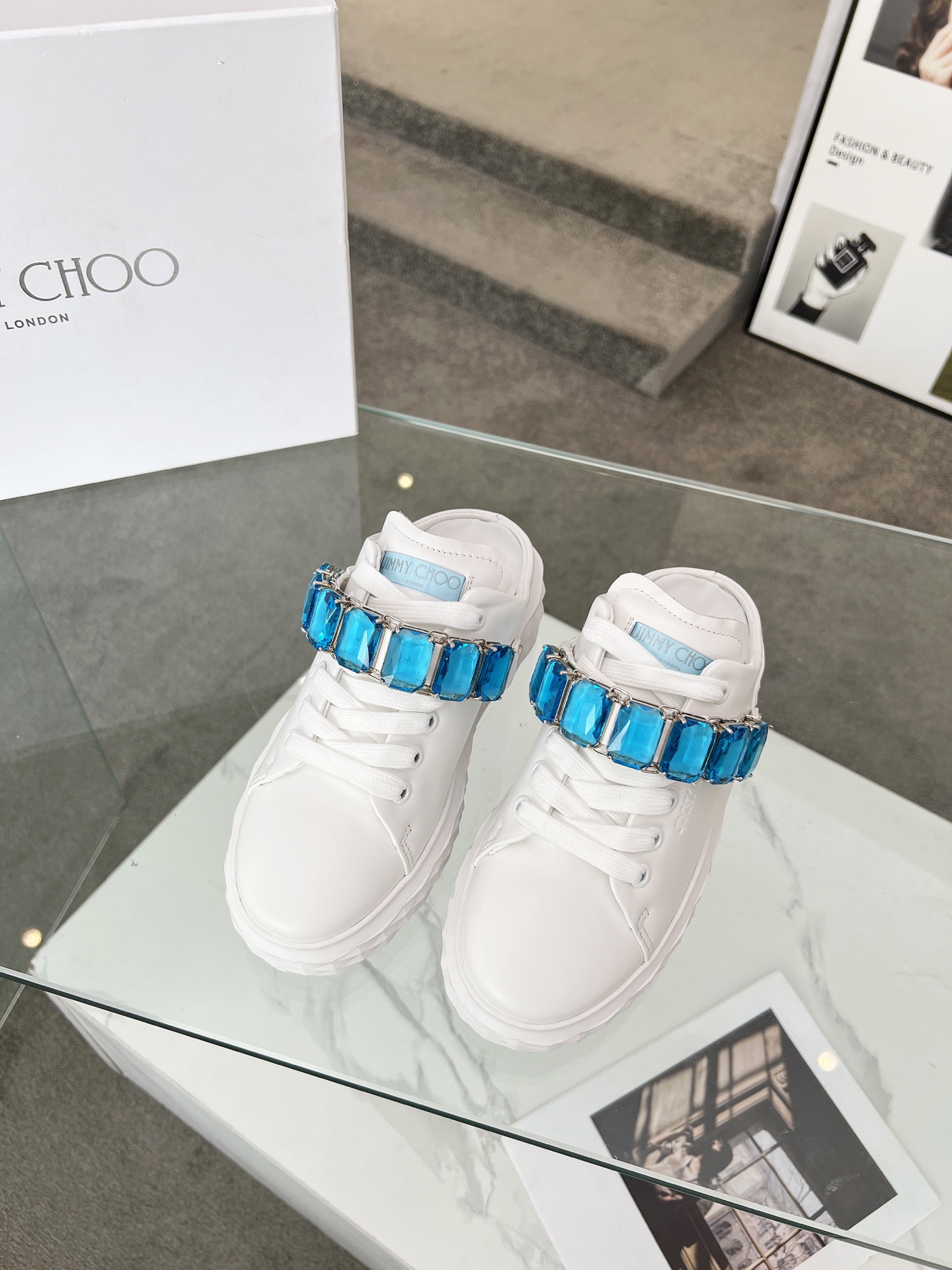 NO:259011,(Semi-torque) Jimmy choo Zhou Yangjie Spring and summer Jc new Diamond sneakers series new uppers are made of original custom cowhide spliced ​​and breathable Lycra embellished Swarovski crystal diamonds to enjoy brand luxury, trendy soles adopt brand elements anti-diamond multi-faceted cutting and shaping three-dimensional sense, the sole gradually thinning and thickening design makes the visual nostalgic feeling more comfortable on the feet. A fashionable, comfortable, versatile and luxurious Diamond sneakers worth owning ♀ Original imported fabric, imported cowhide, inner lining, original lycra breathable inner lining, foot pad original custom sheepskin, outsole original glass glue combination sole Size: 34-41 (regular size 34.41 custom-made, non-return and exchange), casual shoes/sports, jimmy choo, swarovski, sneakers, cowhide, sheepskin19860909(半拖) Jimmy choo周仰杰 春夏Jc新款Diamond 运动鞋系列上新鞋面采用原版定制牛皮拼接透气莱卡点缀施华洛世奇水晶钻尽享品牌奢华、潮流鞋底采用品牌元素防钻石多面切割塑形立体感十足鞋底渐薄厚增高设计让视觉没有丝毫压迫感上脚更舒适一款时尚、舒适、百搭、奢华于一体的Diamond运动鞋值得拥有♀ 面料原版进口头层牛皮 内里原版莱卡透气内里 垫脚原版定制羊皮 大底原版玻璃胶组合底 Size: 34-41(正码34.41定做不退换),休闲鞋/运动鞋,jimmy choo,swarovski,sneakers,cowhide,sheepskin,Women's Shoes