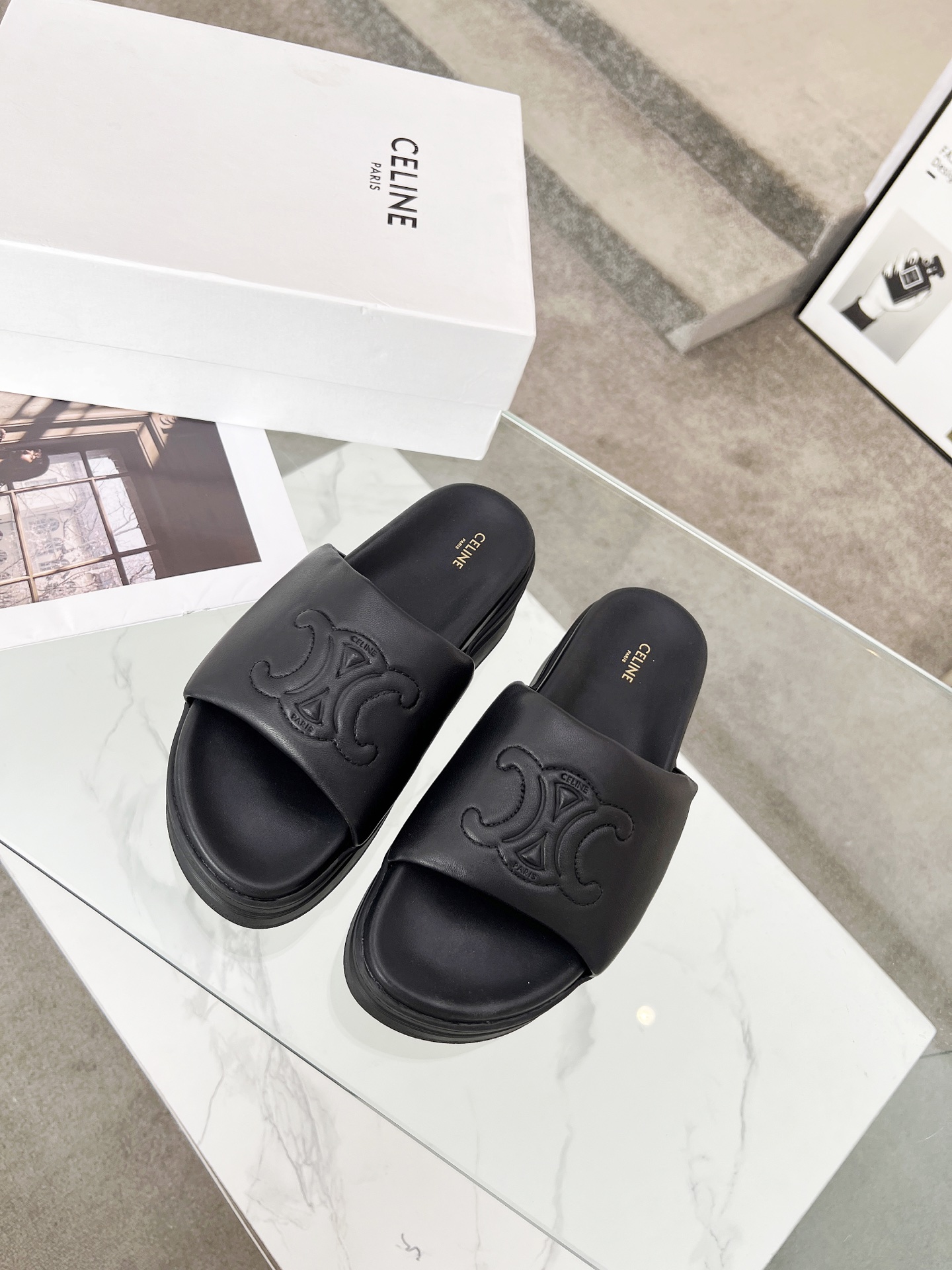 NO:256359,CELINE 2025 spring and summer new Arc de Triomphe thick-soled beach slippers new upper adopts original customized full-grain sheepskin shoe body with brand elements embossed pattern fabric full-grain sheepskin inner sheepskin Size35-41 (Note 41 customized for non-return and exchange), slippers, celine, celine, slippers, sheepskin19860909跑量价 赛琳（CELINE）2025春夏新款凯旋门厚底沙滩拖鞋上新鞋面采用原版定制全粒面羊皮鞋身带有品牌元素压花图案 面料全粒面羊皮 内里羊皮 Size35-41(注41订做不退换),拖鞋,celine,celine,slippers,sheepskin,Women's Shoes