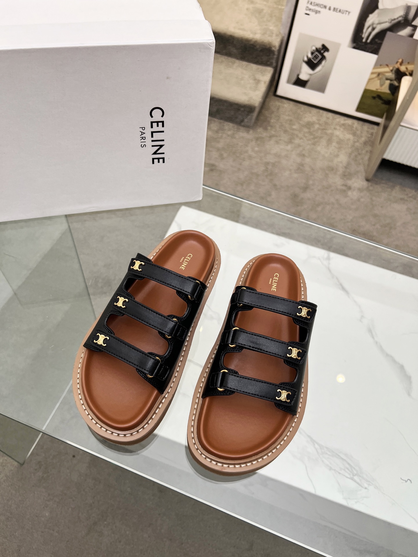 NO:421903,CELINE 2025 spring and summer new slippers uppers are made of oil-edged craftsmanship original custom hardware buckle imported Velcro, a fashionable and versatile worth igniting. All the bloggers have put on their feet. The texture is extraordinary and the feet are super good-looking. Size 35-42 (41.42 custom-made, no return or exchange), slippers, celine, celine, slippers19860909CELINE（赛琳）2025春夏新品拖鞋鞋面采用油边工艺原版定制五金扣饰进口魔术贴一款时尚百搭值得你点燃整个夏季小红薯各大博主纷纷上脚♀质感非凡上脚超级好看 码数35-42（41.42定做不退换）,拖鞋,celine,celine,slippers,Women's Shoes