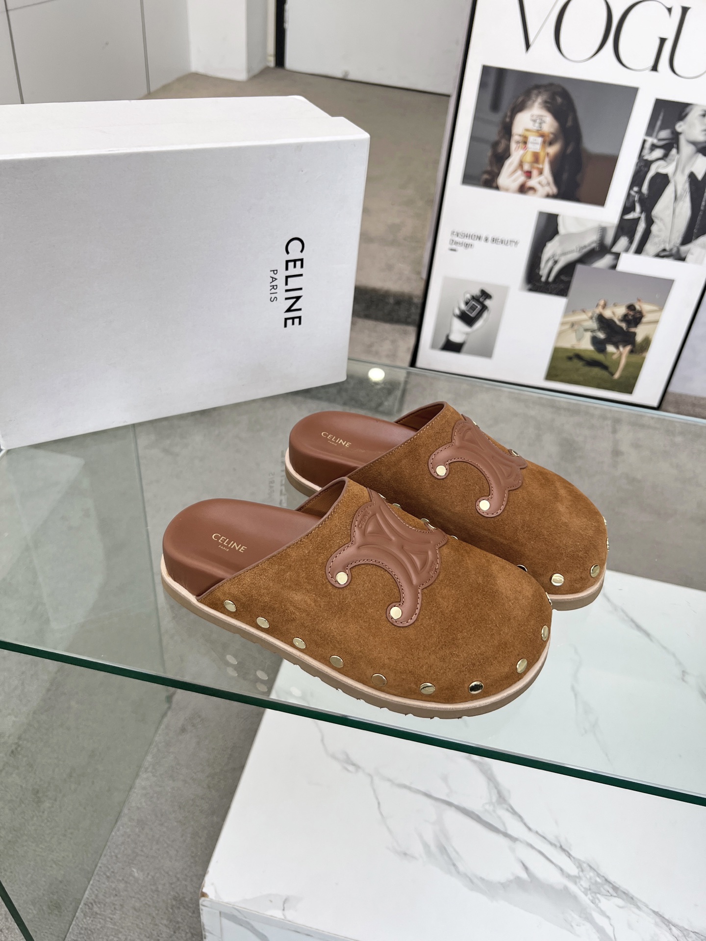 NO:614127,CELINE's 2025 spring and summer new semi-slipper upper is made of calfskin with classic embossed logo and oil edge craftsmanship. The texture is extraordinary and looks great on the feet. The lining is sheepskin, and the fabric is mercerized cowhide. The code number is 35-42 (41.42 is custom-made and cannot be returned or exchanged), semi-slippers, celine, celine, slippers, cowhide, sheepskin19860909CELINE（赛琳）2025春夏新品半拖鞋鞋面采用小牛皮加经典压花Logo油边工艺,质感非凡上脚超级好看 内里羊皮,面料丝光牛绒 码数35-42（41.42定做不退换）,半拖,celine,celine,slippers,cowhide,sheepskin,Women's Shoes