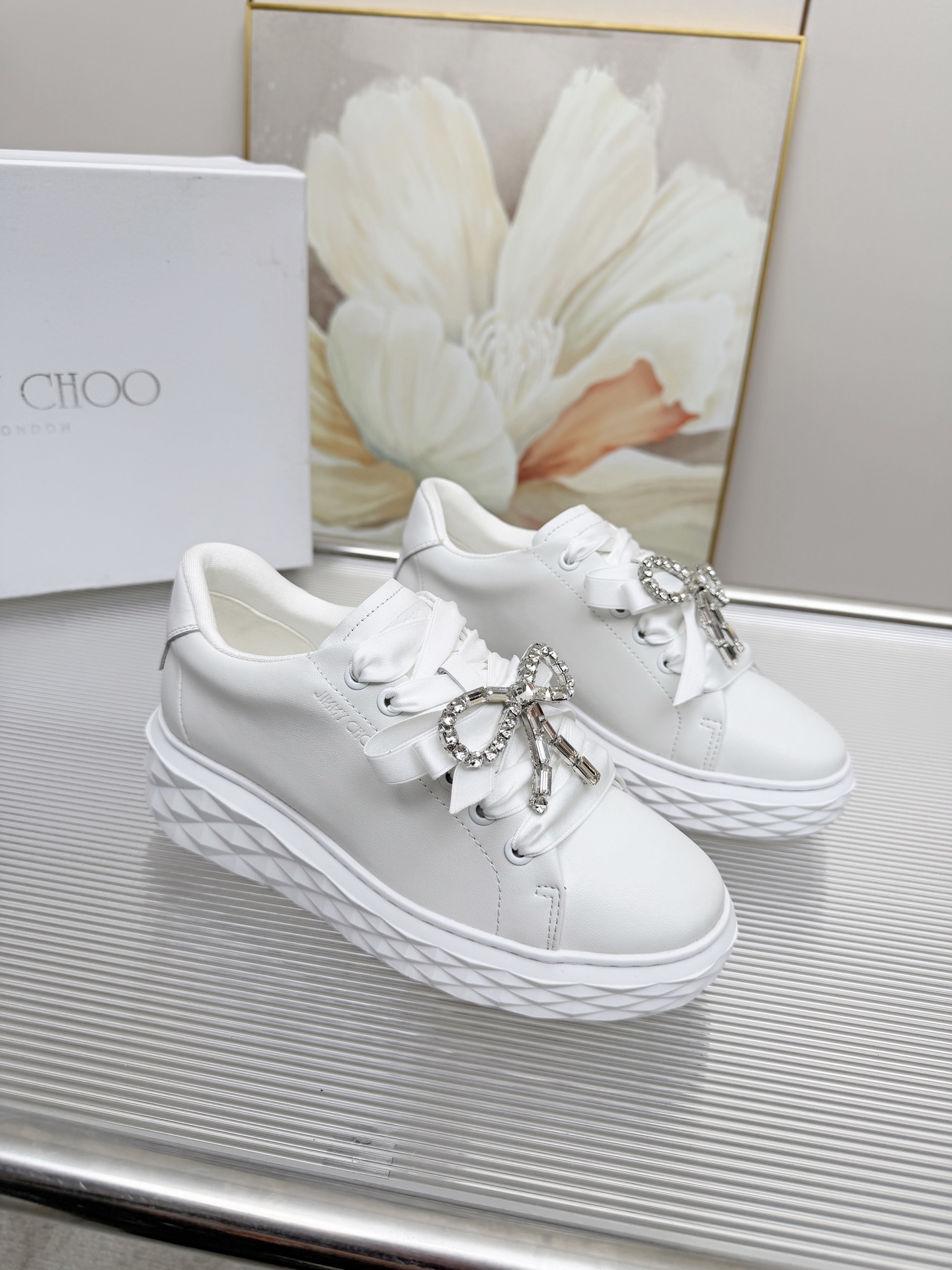 NO:749819,Jimmy choo Jimmy Choo's 2026 spring and summer Jc new Diamond sneaker series is new. The upper is made of original customized cowhide stitching, with shiny Grete embellished with brand elements and pearls. Enjoy the brand's luxury. The trendy sole is made of brand elements, diamond-resistant multi-faceted cutting and shaping, with a full three-dimensional feel. The sole gradually becomes thinner and thicker, and the design makes it look more comfortable without the slightest sense of oppression. Diamond sneakers that are fashionable, comfortable, versatile and luxurious are worth owning♀ Fabric Original imported first-layer cowhide  Original lycra lining, breathable lining, outsole, original glass glue combination bottom Size: 34-41 (custom-made size 34.41 is non-refundable), casual shoes/sports shoes, jimmy choo, sneakers, cowhide19860909Jimmy choo周仰杰 2026春夏Jc新款Diamond 运动鞋系列上新鞋面采用原版定制牛皮拼接闪亮格力特点缀品牌元素珍珠尽享品牌奢华、潮流鞋底采用品牌元素防钻石多面切割塑形立体感十足鞋底渐薄厚增高设计让视觉没有丝毫压迫感上脚更舒适一款时尚、舒适、百搭、奢华于一体的Diamond运动鞋值得拥有♀ 面料原版进口头层牛皮 内里原版莱卡透气内里 大底原版玻璃胶组合底 Size: 34-41(正码34.41定做不退换),休闲鞋/运动鞋,jimmy choo,sneakers,cowhide,Women's Shoes