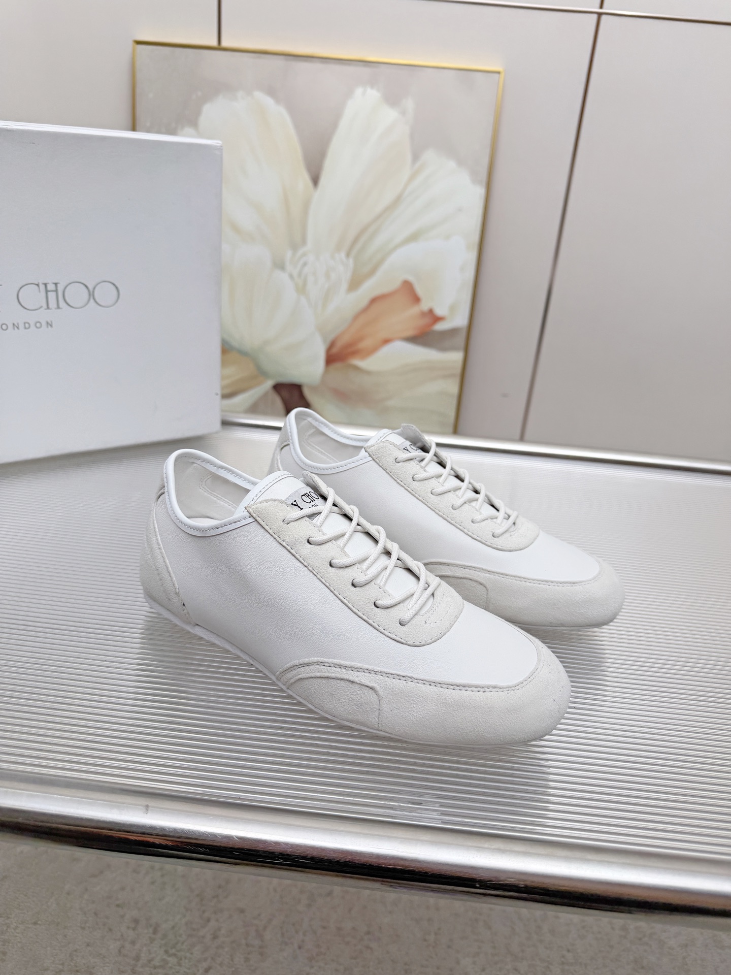 NO:749814,Jimmy Choo's 2026 spring and summer Sunny F series sports shoes are popular with the new brand Logo 3D three-dimensional printing technology. The upper is made of original customized lace sheepskin stitching rubber soles with composite insoles. The design is comfortable and light. The slim appearance of the shoe brings smooth and fitting support and cushioning effect, showing the fashionable personality. The upper layer of cowhide imported sheepskin outsole. Rubber outsole (super light and non-slip). PU insole sheepskin foot pads.  Size35-41,casual shoes/sports shoes,jimmy choo,jimmy choo,sneakers,cowhide,sheepskin,sheep19860909Jimmy choo（吉米周）周仰杰2026春夏Sunny F系列运动鞋火爆上新品牌Logo3D立体印刷技术 鞋面采用原版定制蕾丝羊猄拼接橡胶鞋底搭配复合鞋垫设计舒适又轻盈鞋型外观纤薄带来流畅贴合的支撑与缓冲效果尽显时尚个性魅力 鞋面头层牛皮进口羊猄 大底橡胶大底（超轻·防滑） 垫脚PU鞋垫羊皮垫脚 Size35-41,休闲鞋/运动鞋,jimmy choo,jimmy choo,sneakers,cowhide,sheepskin,sheep,Women's Shoes