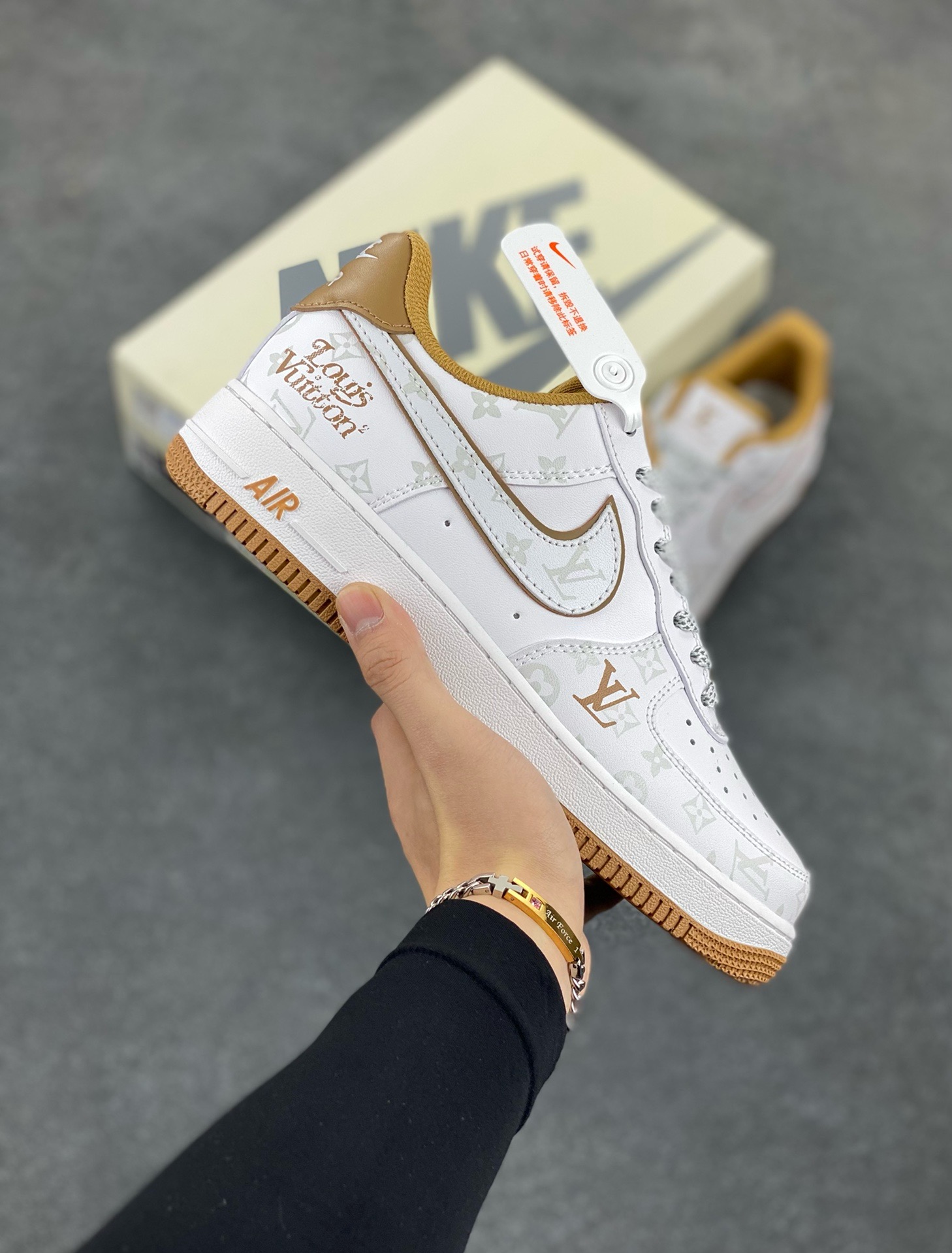 福利特价 NIke Air Force 1 \’07 Low “LV联名卡其–暗夜精灵”空军一号 低帮 运动鞋 休闲鞋 折边针车 工艺难度大 原楦头原纸板 原装鞋盒 定制五金配件 内置全掌气垫 原厂鞋底 货号：DR9868-300 尺码：36 36.5 37.5 38 38.5 39 40 40.5 41 42 42.5 43 44 44.5 45-选品中心