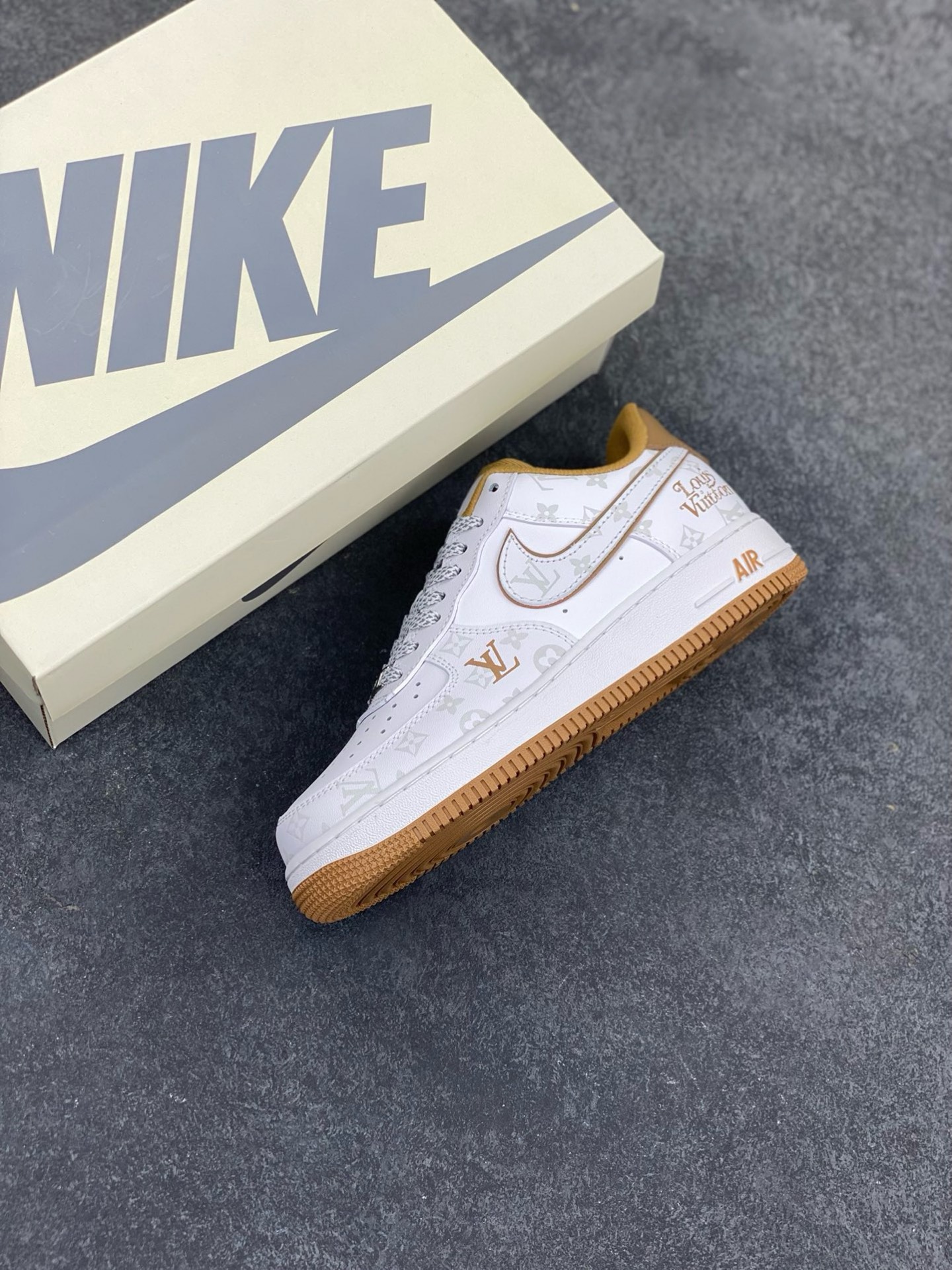 图片[7]-福利特价 NIke Air Force 1 \’07 Low “LV联名卡其–暗夜精灵”空军一号 低帮 运动鞋 休闲鞋 折边针车 工艺难度大 原楦头原纸板 原装鞋盒 定制五金配件 内置全掌气垫 原厂鞋底 货号：DR9868-300 尺码：36 36.5 37.5 38 38.5 39 40 40.5 41 42 42.5 43 44 44.5 45-选品中心
