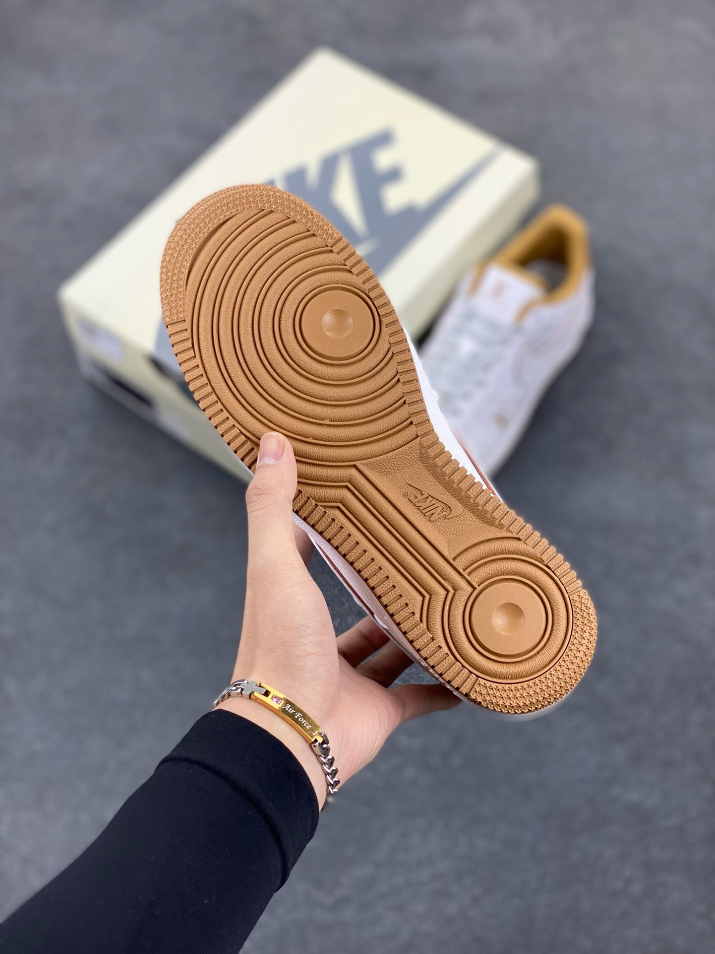 图片[5]-福利特价 NIke Air Force 1 \’07 Low “LV联名卡其–暗夜精灵”空军一号 低帮 运动鞋 休闲鞋 折边针车 工艺难度大 原楦头原纸板 原装鞋盒 定制五金配件 内置全掌气垫 原厂鞋底 货号：DR9868-300 尺码：36 36.5 37.5 38 38.5 39 40 40.5 41 42 42.5 43 44 44.5 45-选品中心